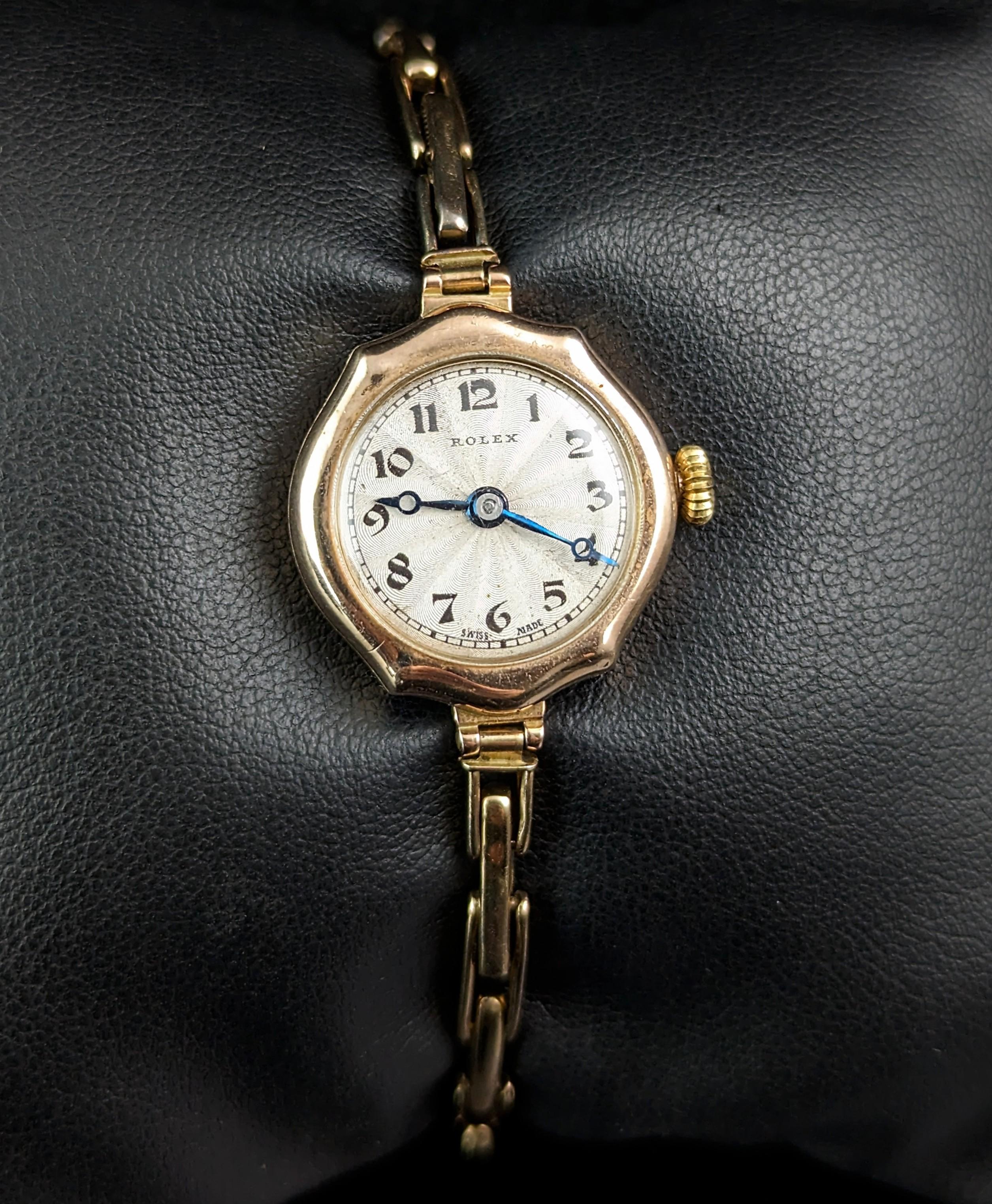 Cette montre-bracelet Rolex vintage pour femme en or 9ct est la montre classique par excellence.

Elle présente un boîtier hexagonal en or 9ct marqué sur le boîtier extérieur et poinçonné à l'intérieur. La montre a un cadran argenté et porte la