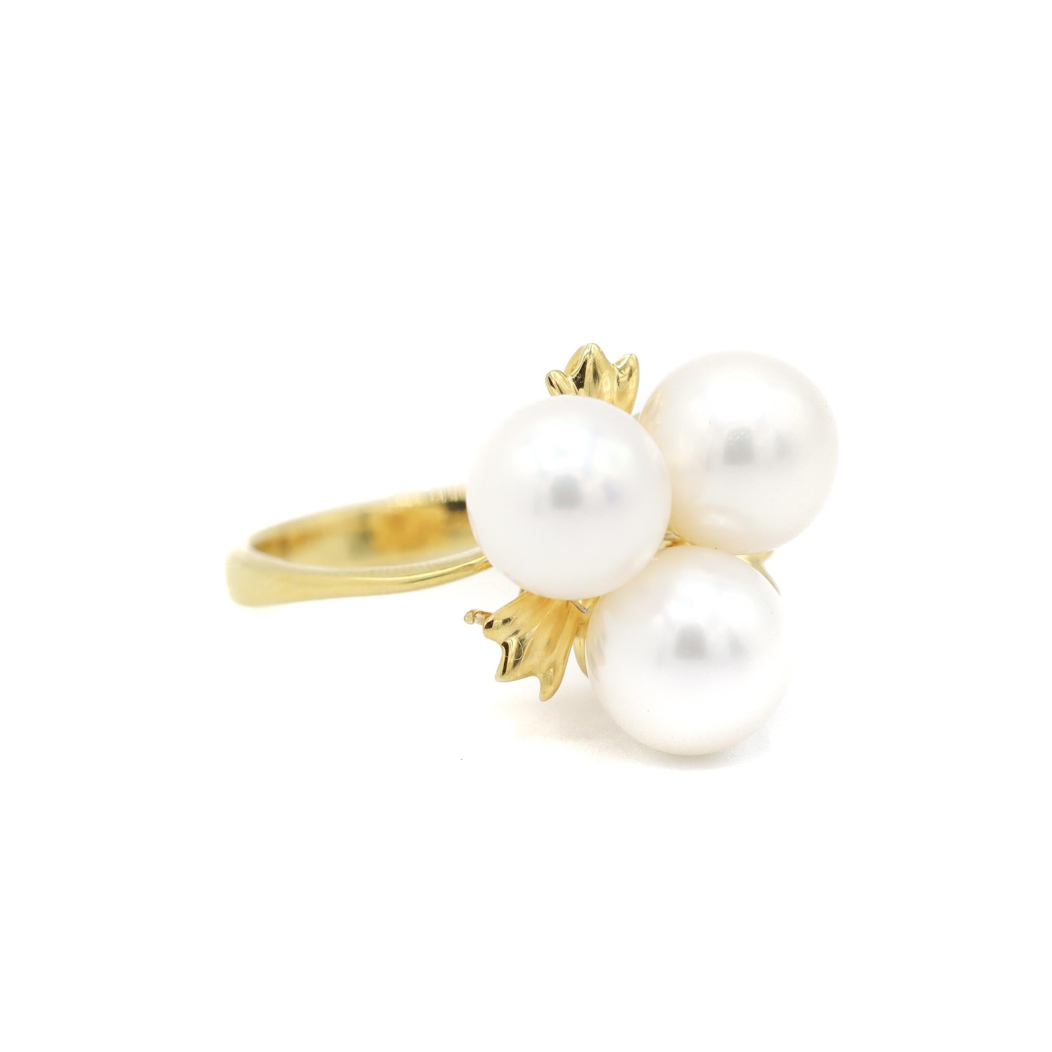 Anello vintage da donna in oro giallo 18 carati lucido, cocktail di perle, con gambo semitondo. L'anello è una misura 6.25. L'anello pesa in totale 5.70 grammi. Inciso con 