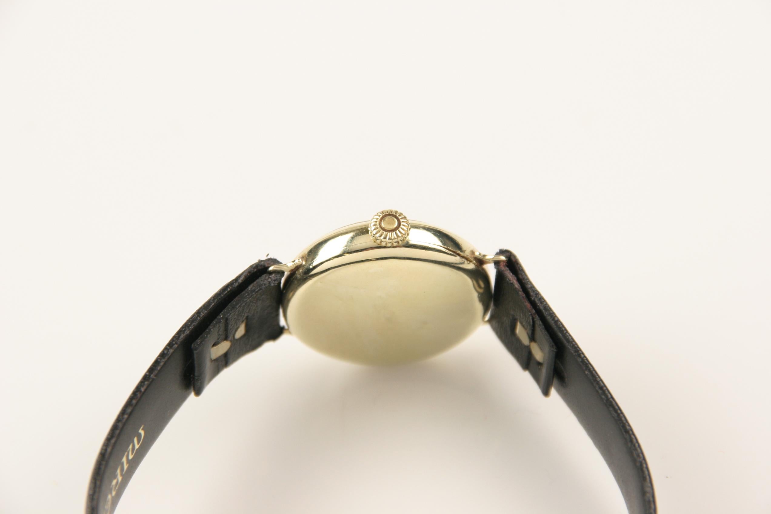 Vintage Ladies' Elgin 14k Gold Hand-Winding Watch with Black Leather Strap In Good Condition For Sale In Van Nuys, CA