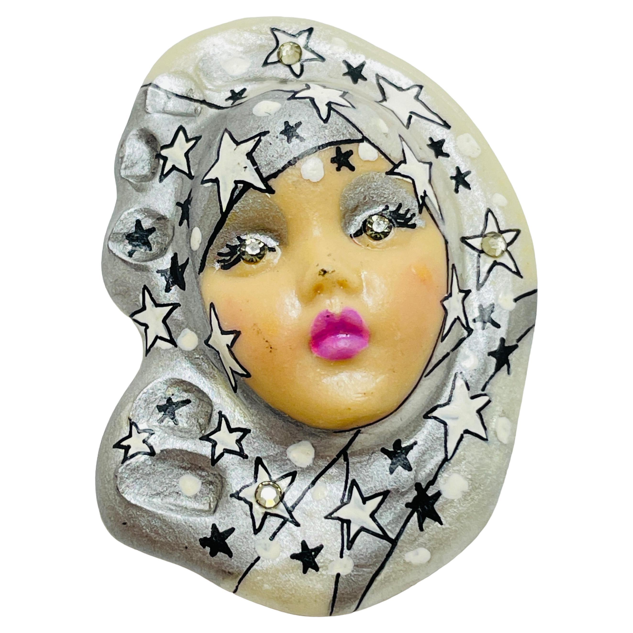 Broche vintage pour dames en porcelaine de visage artisanale signée par un designer