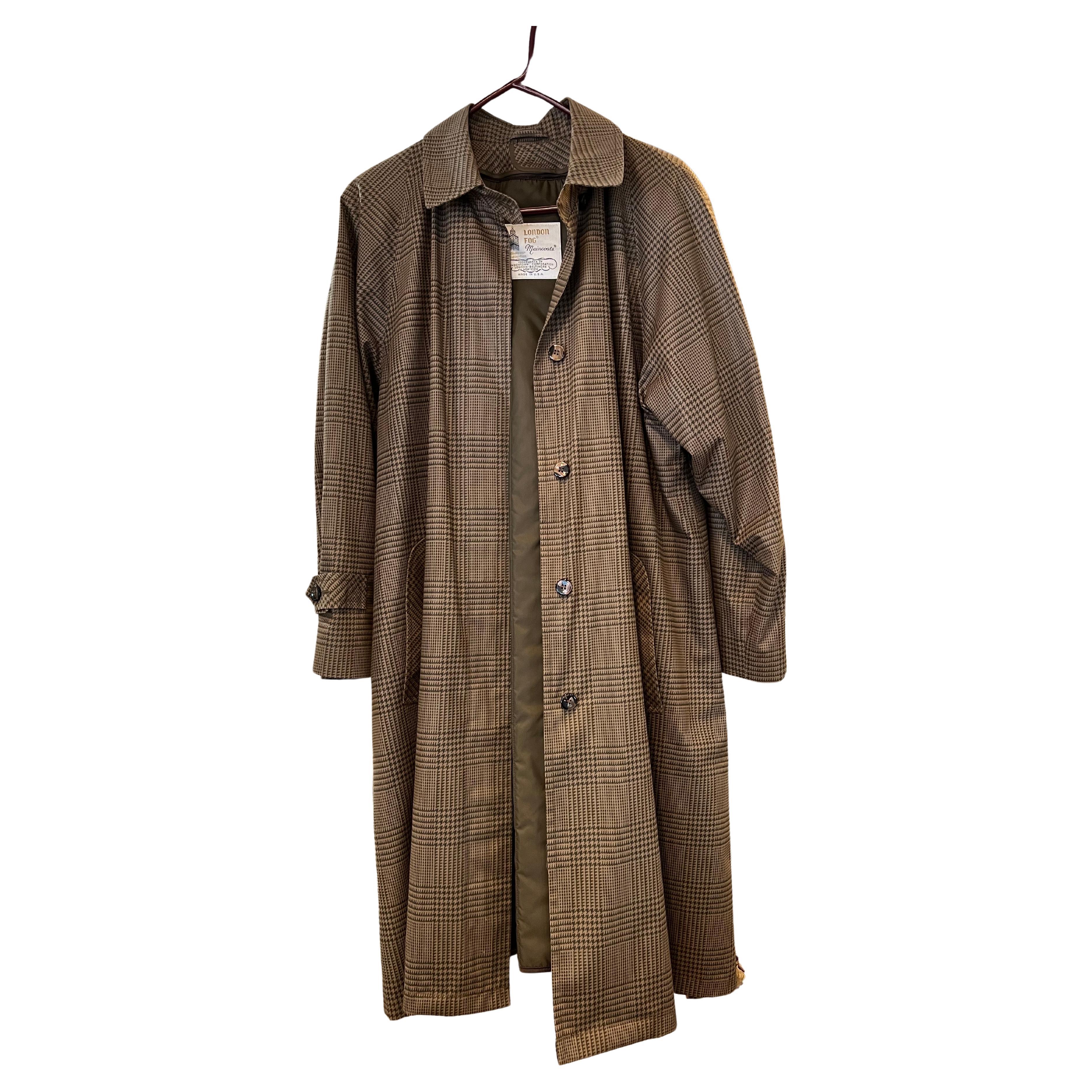 Vintage Ladies London Fog Raincoat. Classic Iconic design. Perfect for that vintage fashion  collector.