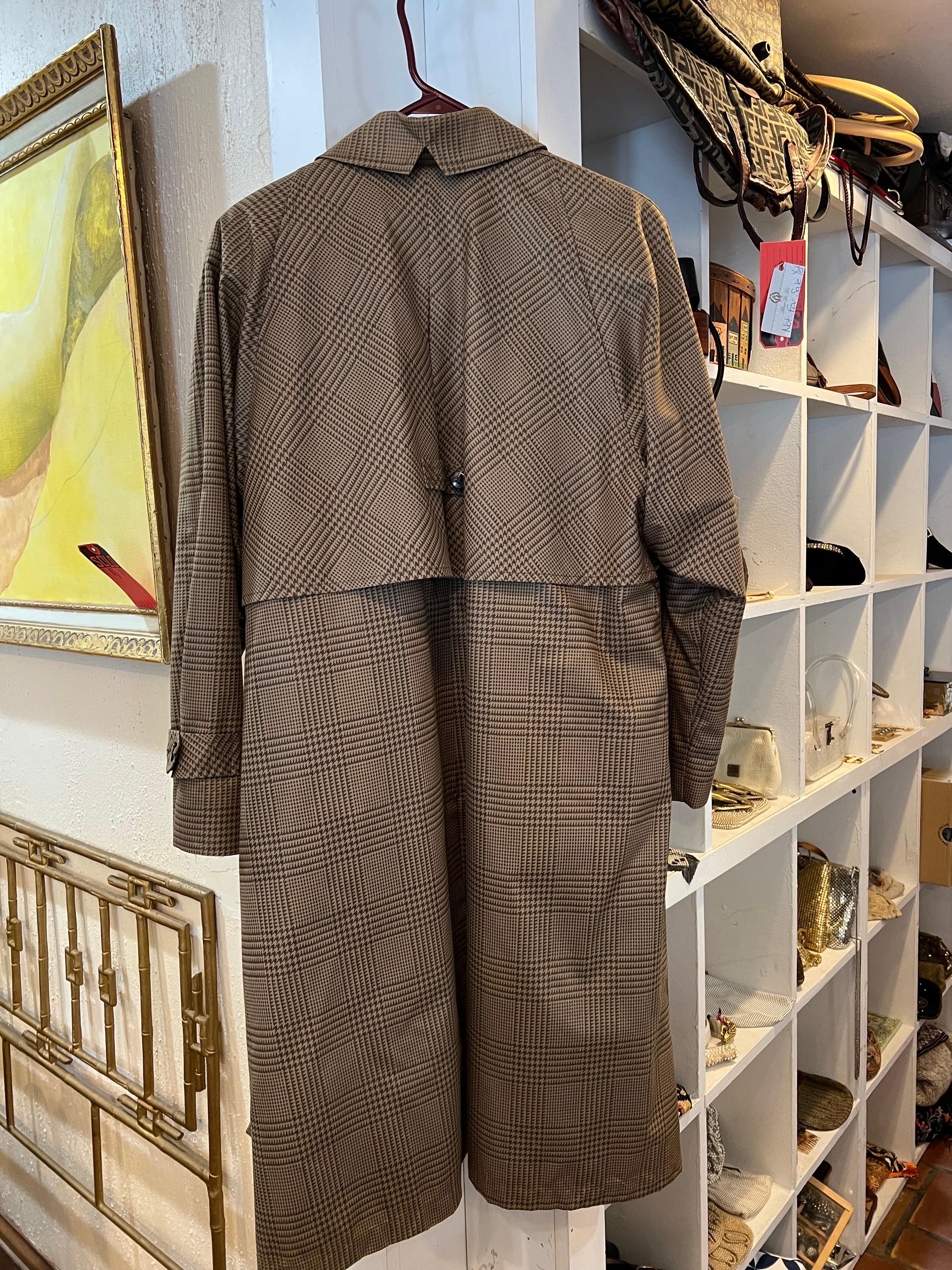 Vintage Ladies London Fog Raincoat  In Good Condition For Sale In Redding, CT