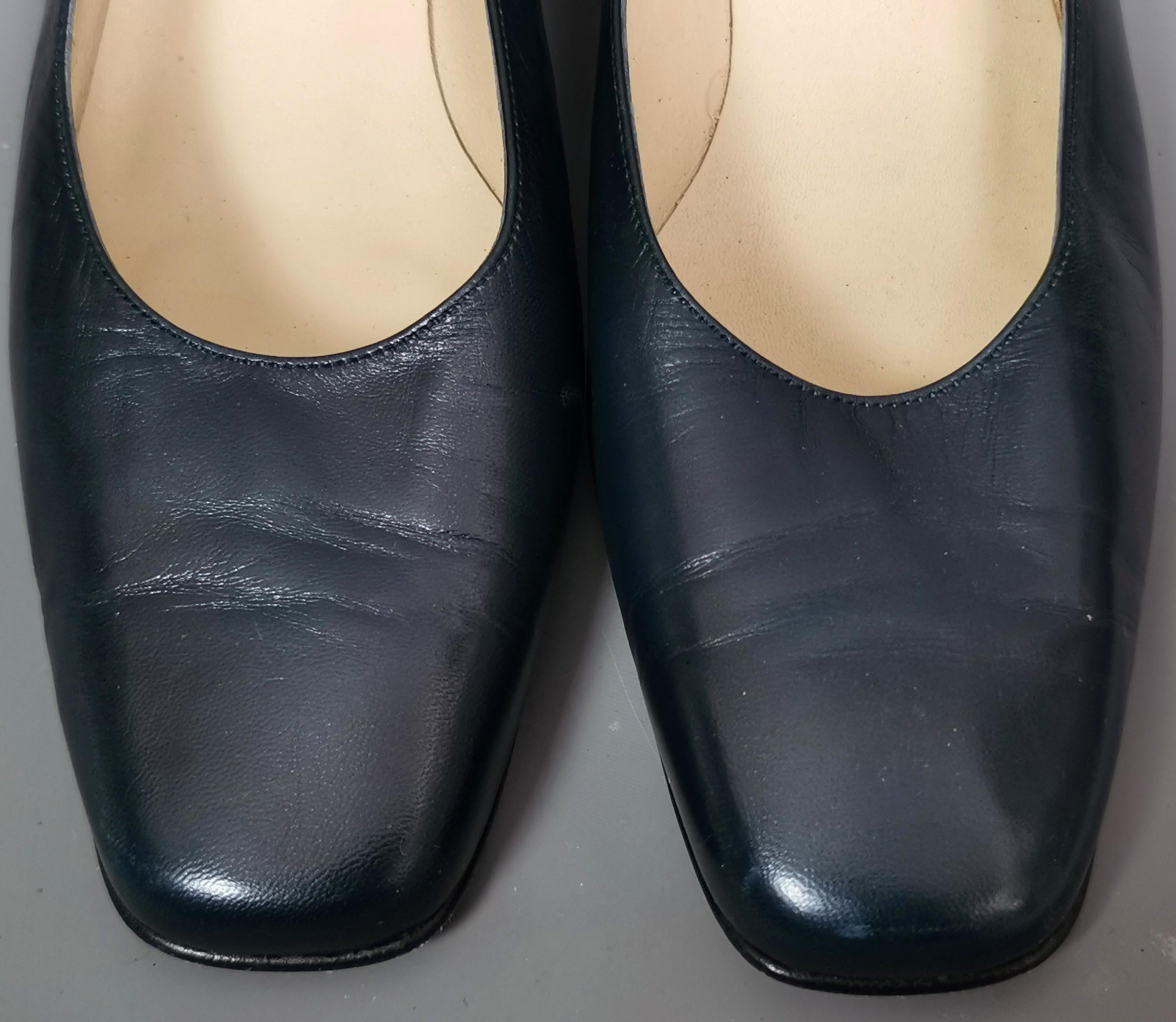 Vintage ladies navy leather court shoes, pumps, Bally  Bon état à NEWARK, GB