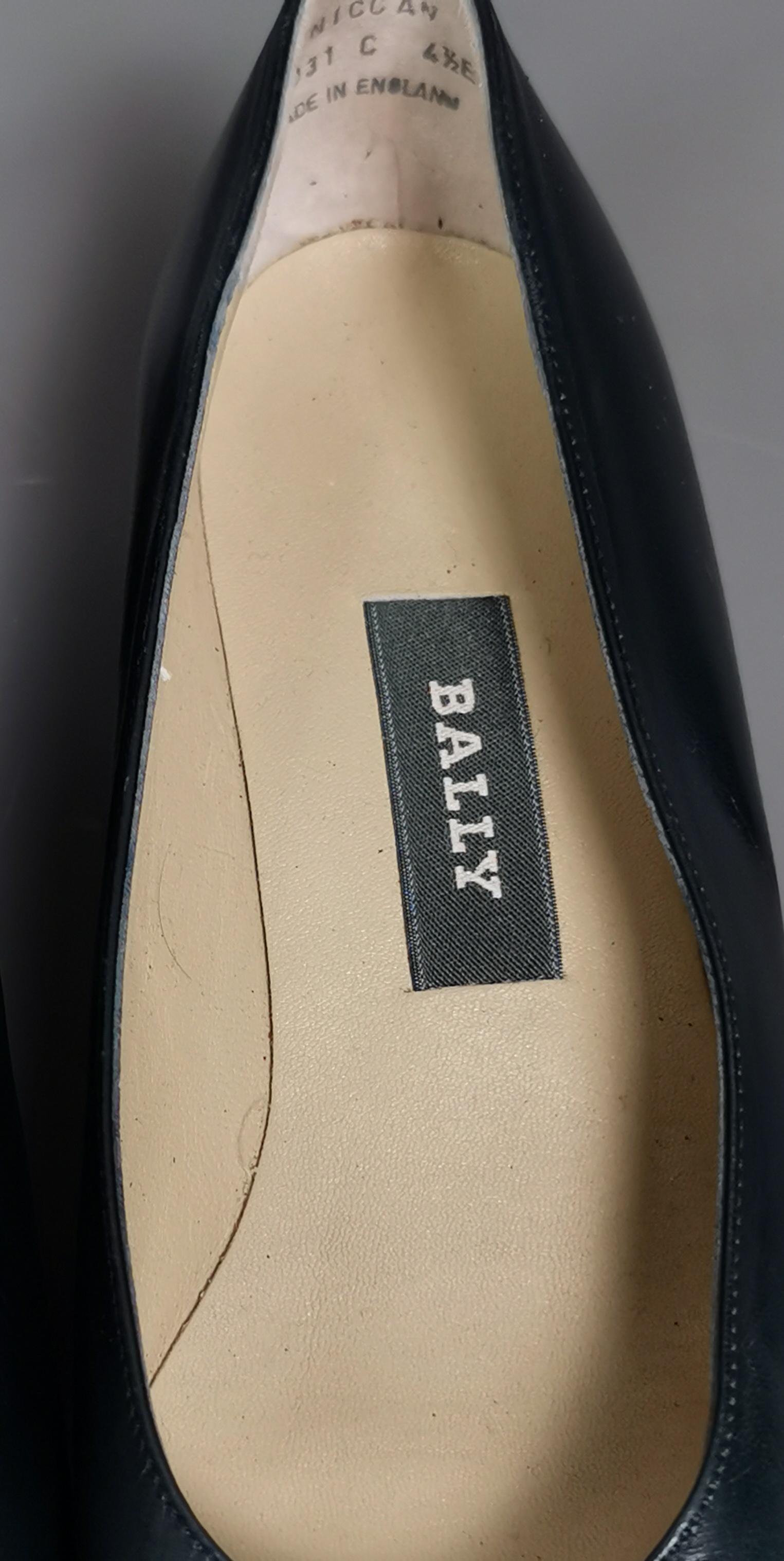 Vintage ladies navy leather court shoes, pumps, Bally  In Good Condition In NEWARK, GB