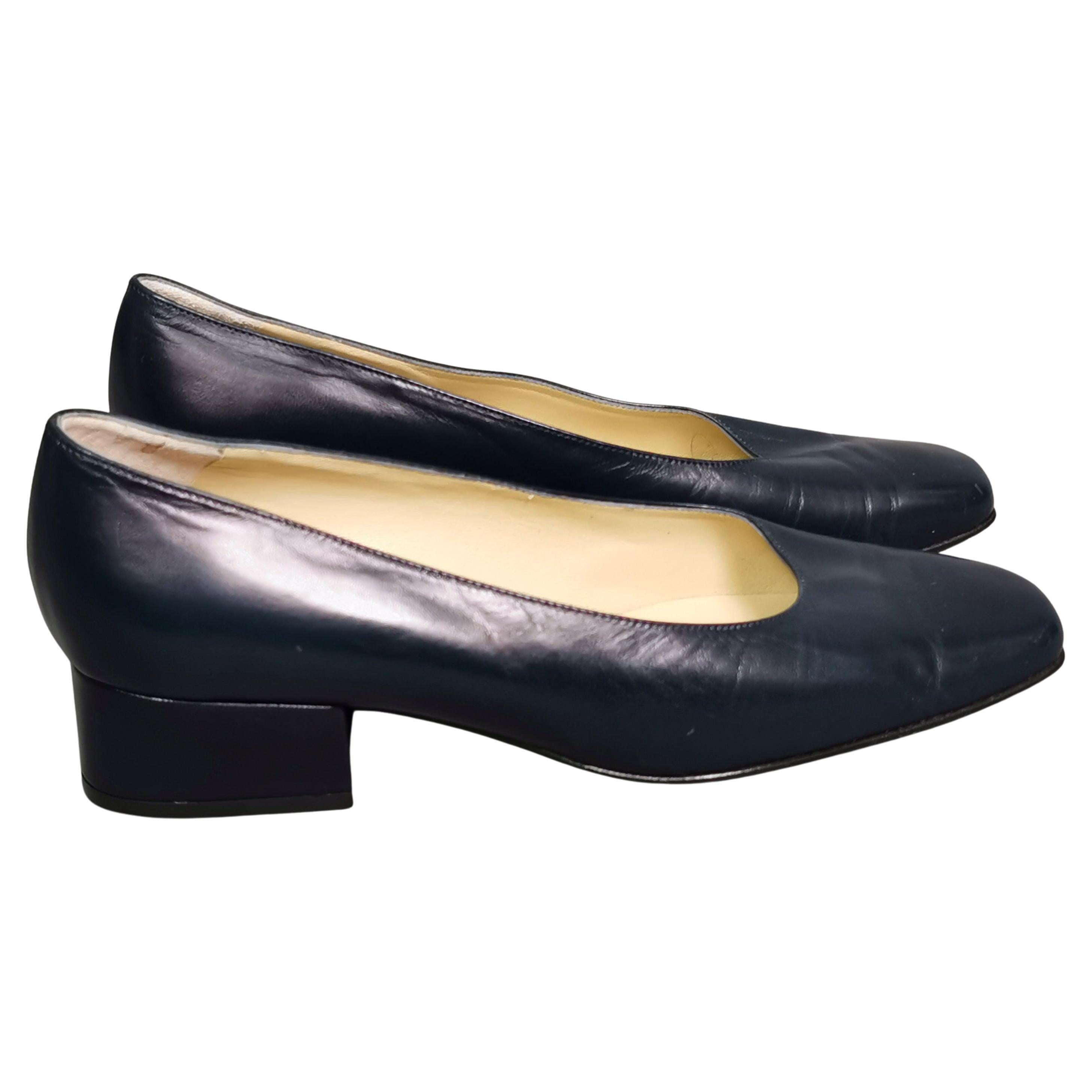 neutral climb Manhattan Vintage ladies navy leather court shoes, pumps, Bally For Sale at 1stDibs