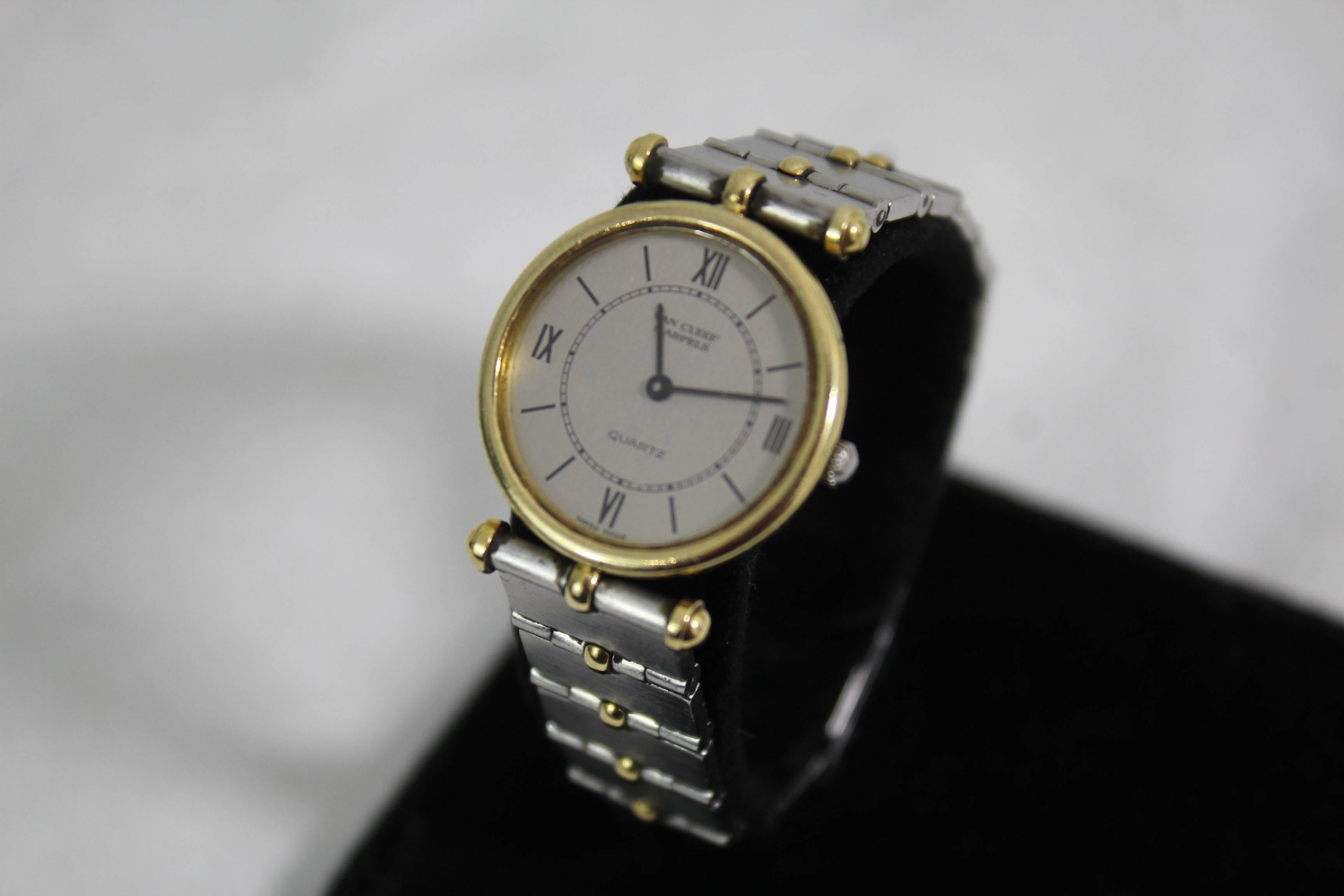 Nice Vintage Van Cleef and Arpels Quartz Watch.
Quartz mouvement in good working condition.
Smaall wrist size 15 cm. Case 2.2 cm