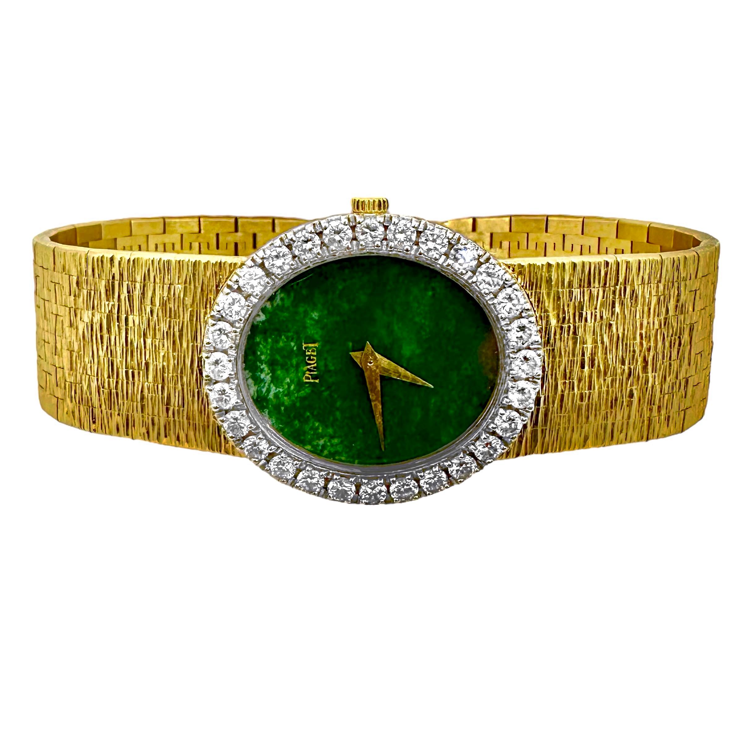 Cette montre-bracelet Piaget vintage en or jaune 18 carats pour femme présente une tête ovale verticale avec un cadran en jade entouré d'une seule ligne de diamants ronds de taille brillant. Il s'agit d'un véritable chef-d'œuvre de joaillerie et