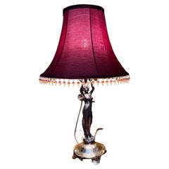 Lampe vintage en forme de dame