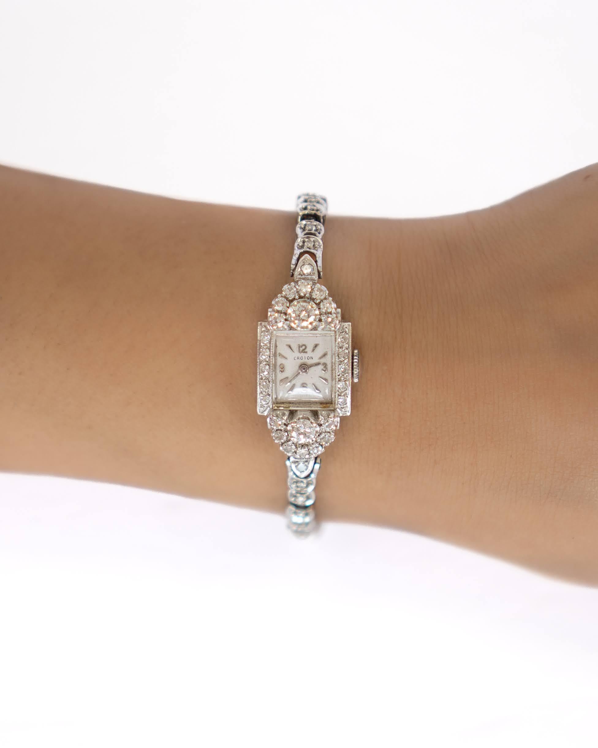 Eine atemberaubende Ladies True Vintage 14k Weißgold Croton Diamant Uhr.
Der Vintage-Patina-Look ist etwas, das von den meisten Käufern von Vintage-Schmuck gewünscht wird. Wir sind glücklich, eine kostenlose vollständige Politur auf dieser Uhr auf