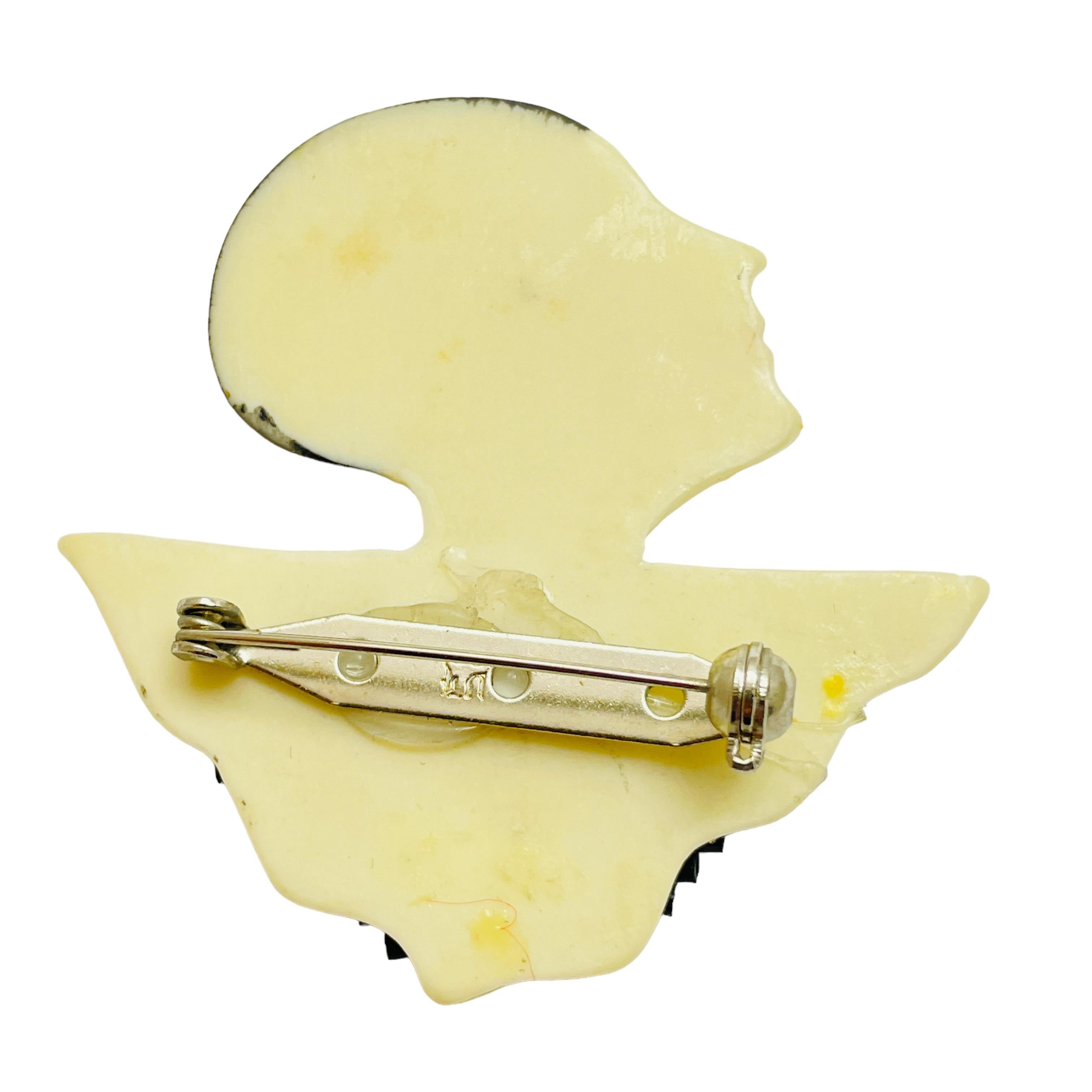 Vintage lady’s head plastic designer brooch In Good Condition For Sale In Palos Hills, IL