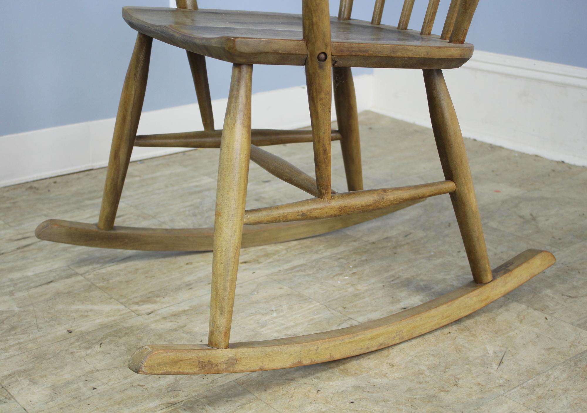 Chaise à bascule vintage pour femme en bois de hêtre Bon état - En vente à Port Chester, NY