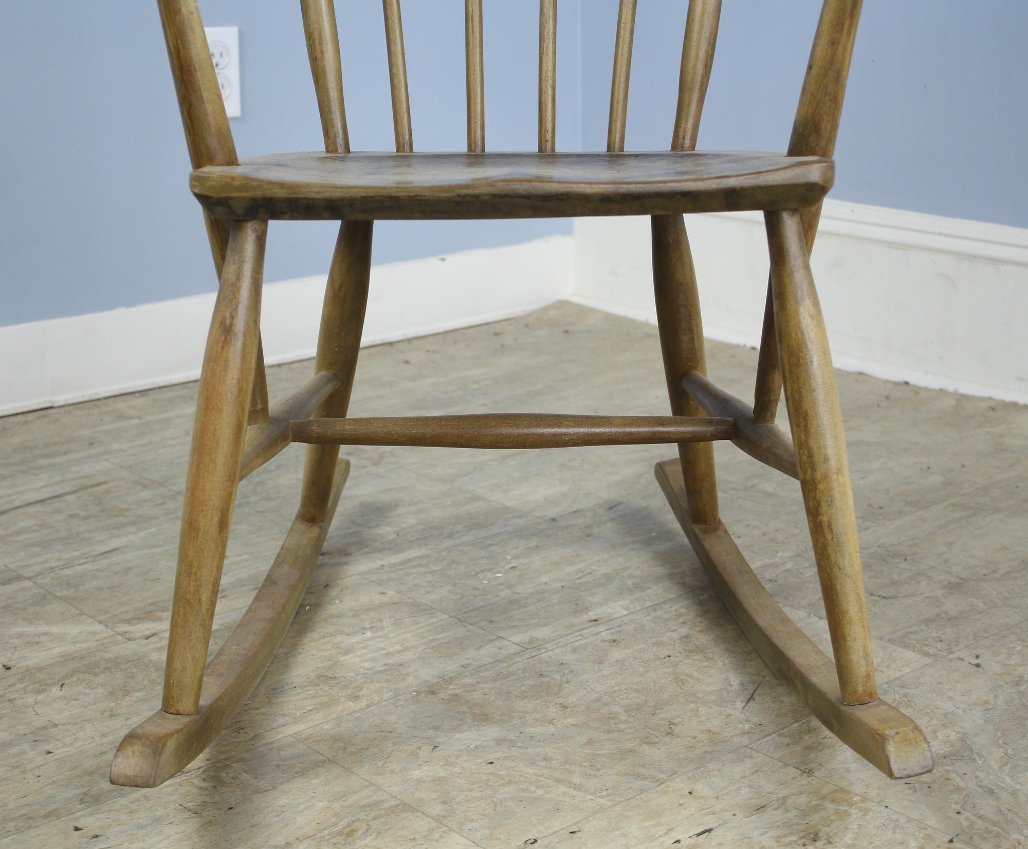 20ième siècle Chaise à bascule vintage pour femme en bois de hêtre en vente