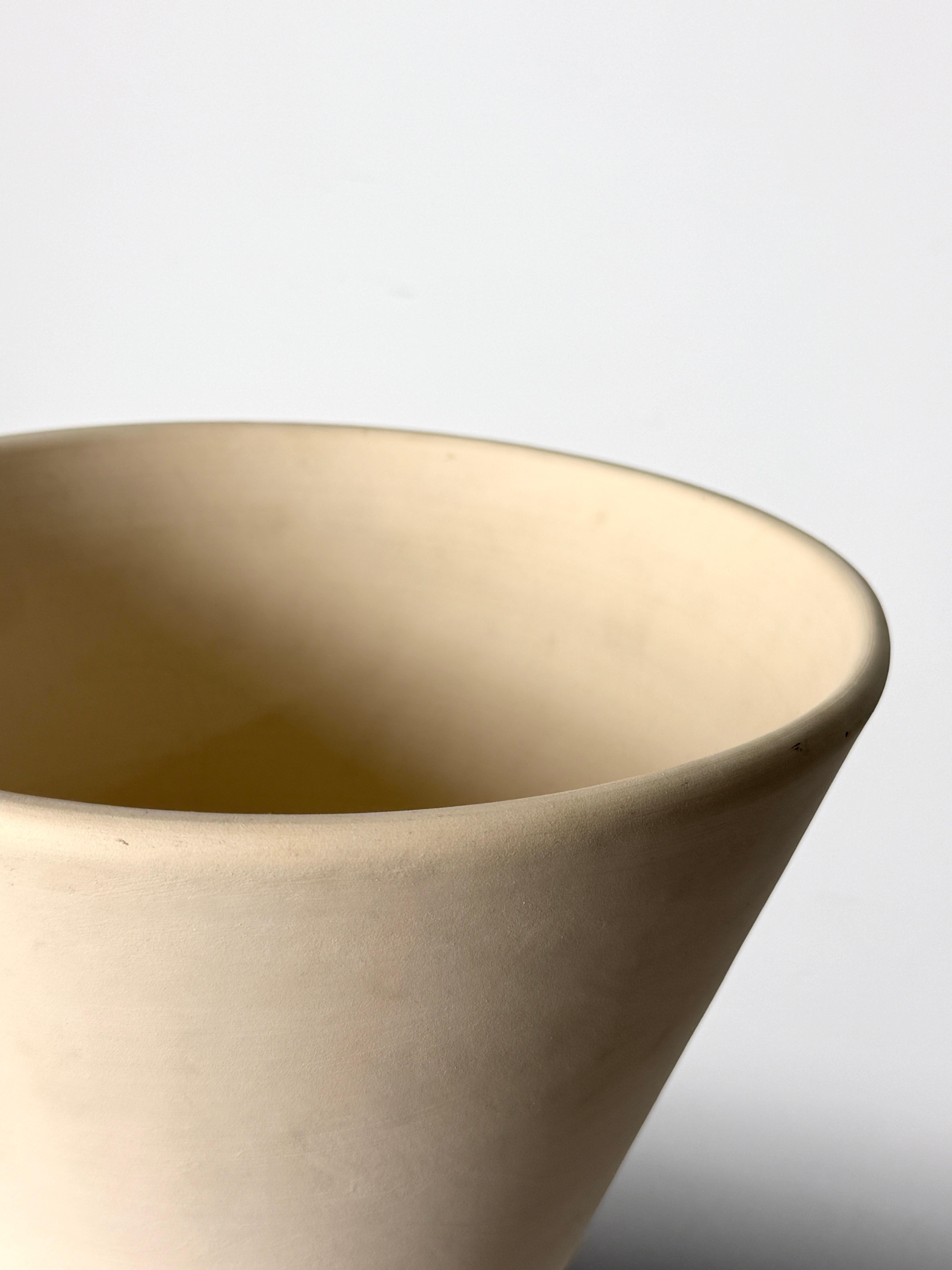 Vintage Lagardo Tackett Architectural Pottery Double Cone Planter Bisque Ceramic In Good Condition For Sale In Troy, MI