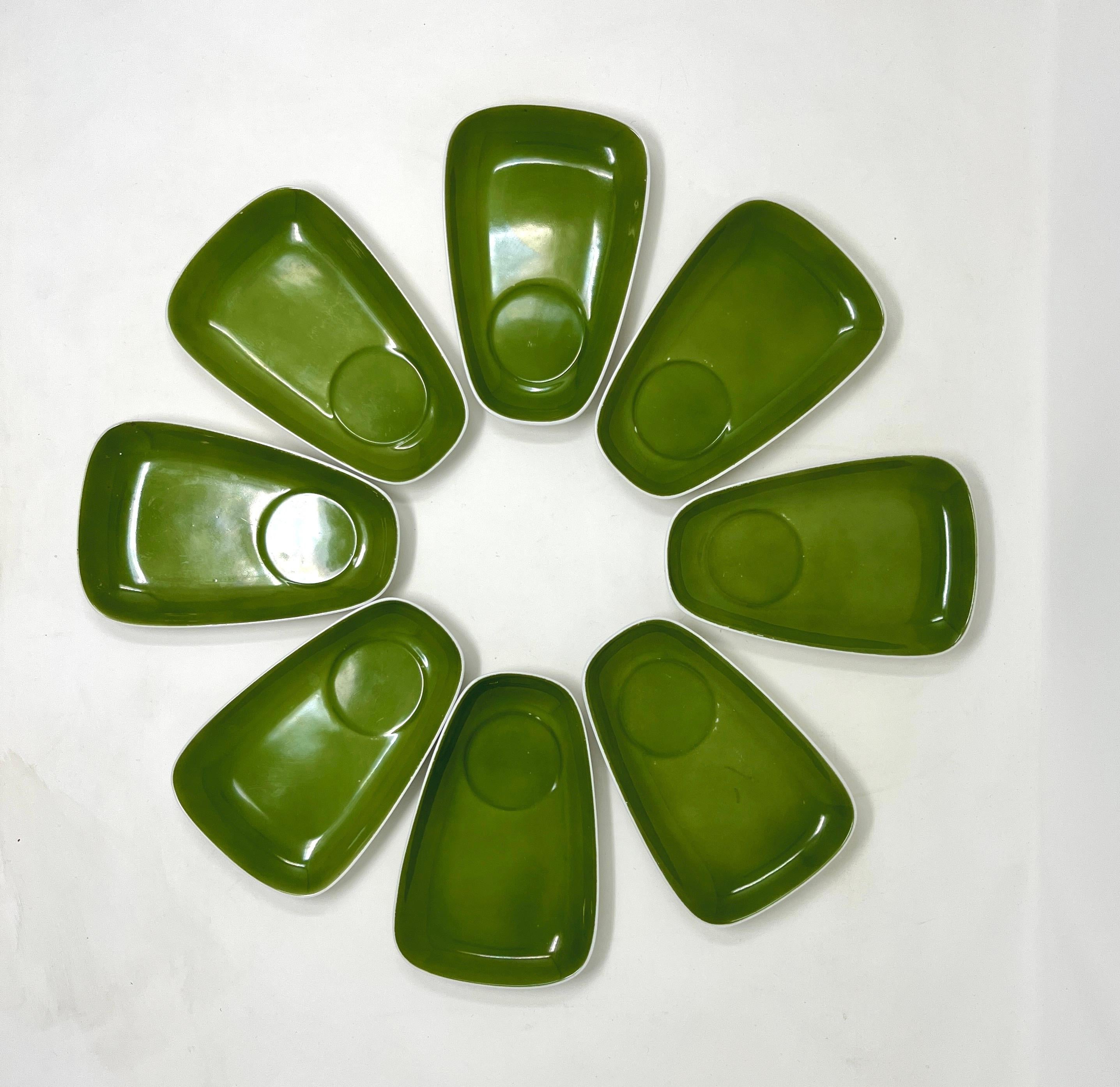A set of 8 vintage Lagardo Tackett porcelain espresso plates in a beautiful shade of grass green. Each has a recessed circle for a coordinating cup, which I do not have. Great on their own as appetizer plates. Lovely organic shape.

Lagardo Tackett