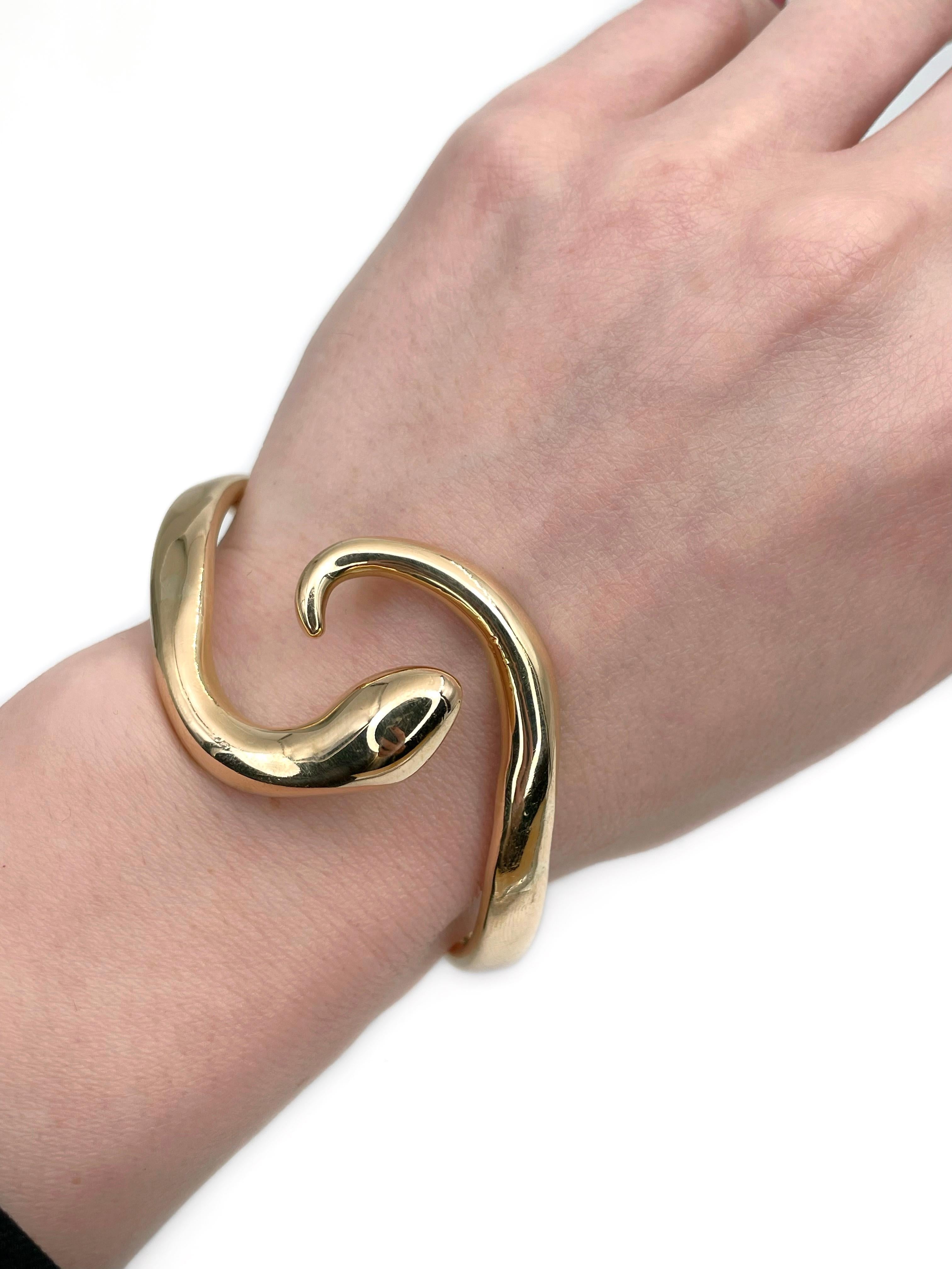 This is a vintage snake bangle bracelet designed by Greek jeweller Ilias Lalaounis. It is crafted in 18K yellow gold. Circa 1980. 

Hallmarked (see photo gallery). 

Weight: 29.82g
Inner circumference: ~18.5cm

IMPORTANT: As a buyer, you are fully