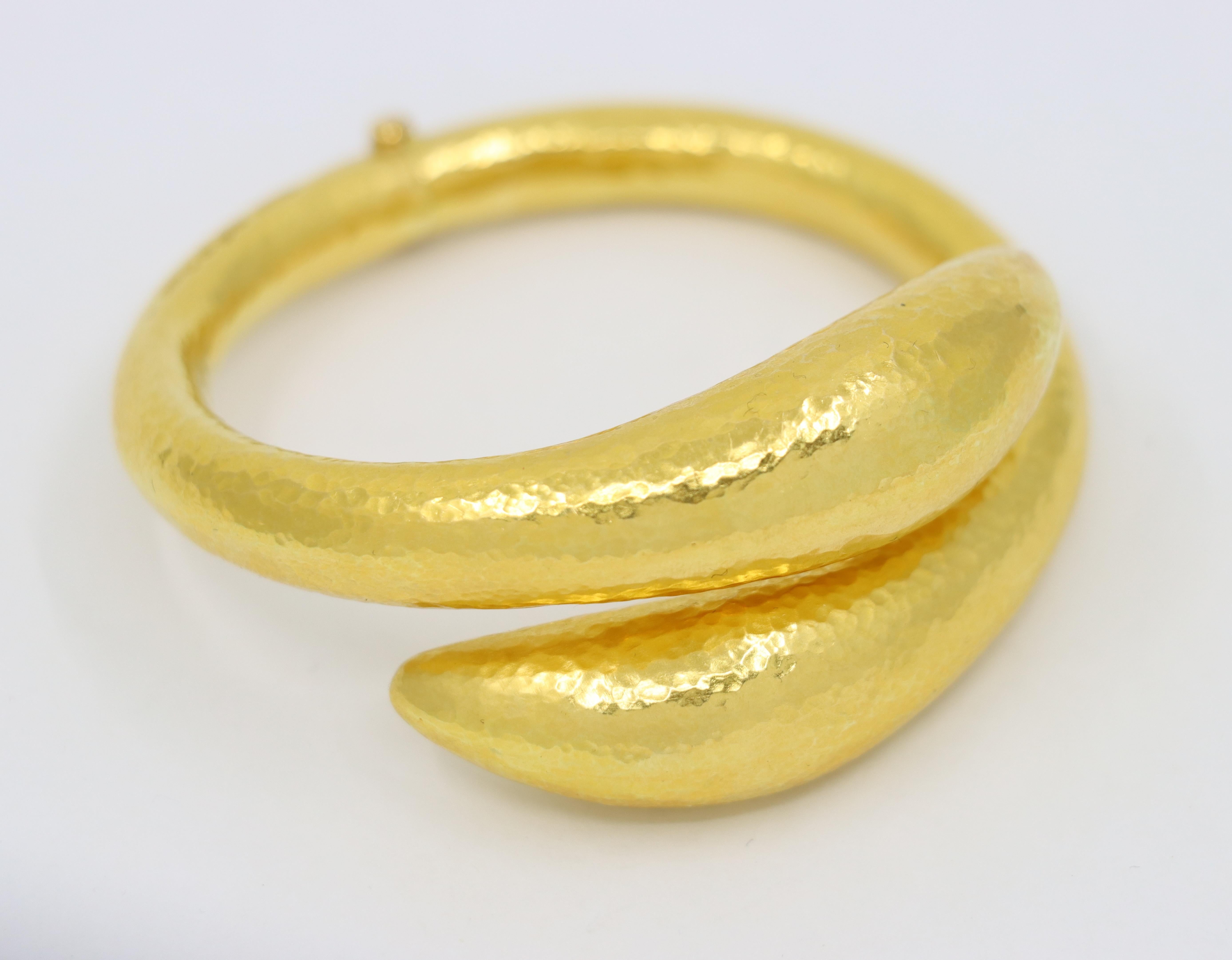 Vintage Lalaounis 18K Gold Textured Bangle Bracelet In Good Condition For Sale In Flushing, NY