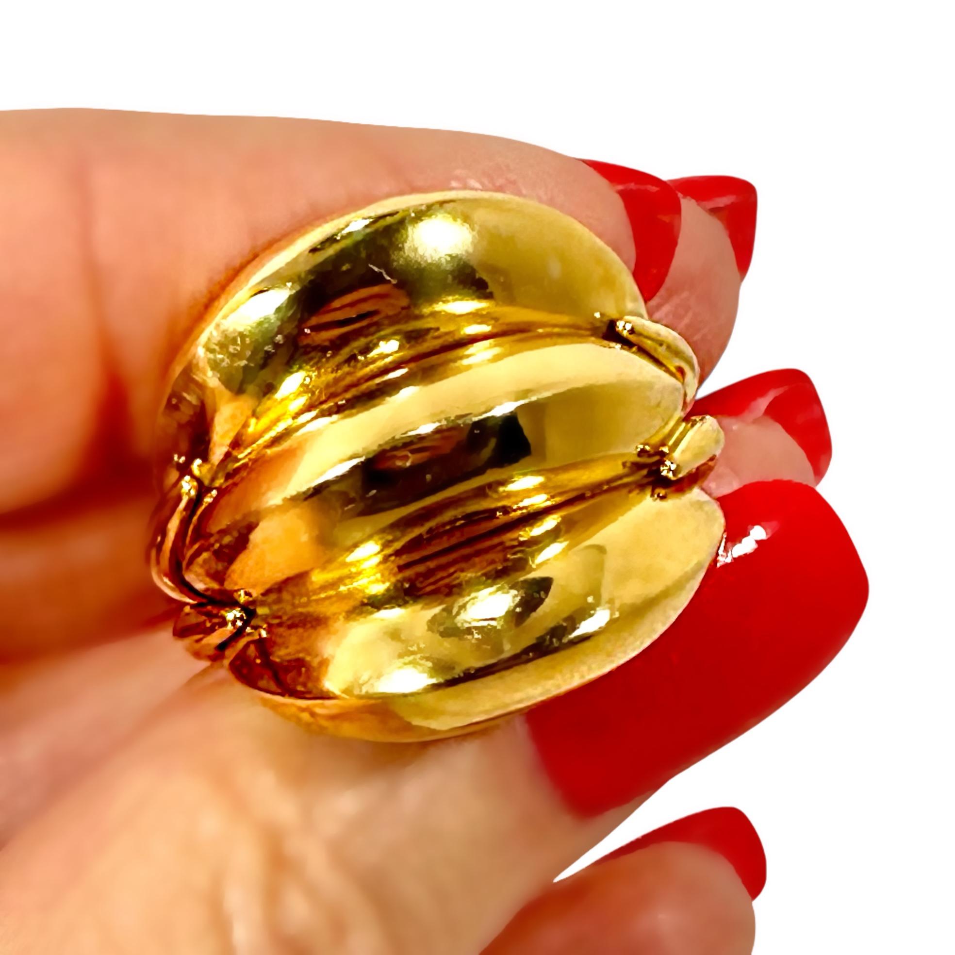 Bague de cocktail Vintage Lalaounis en or jaune 22K à triple dôme et arête de couteau en vente 6