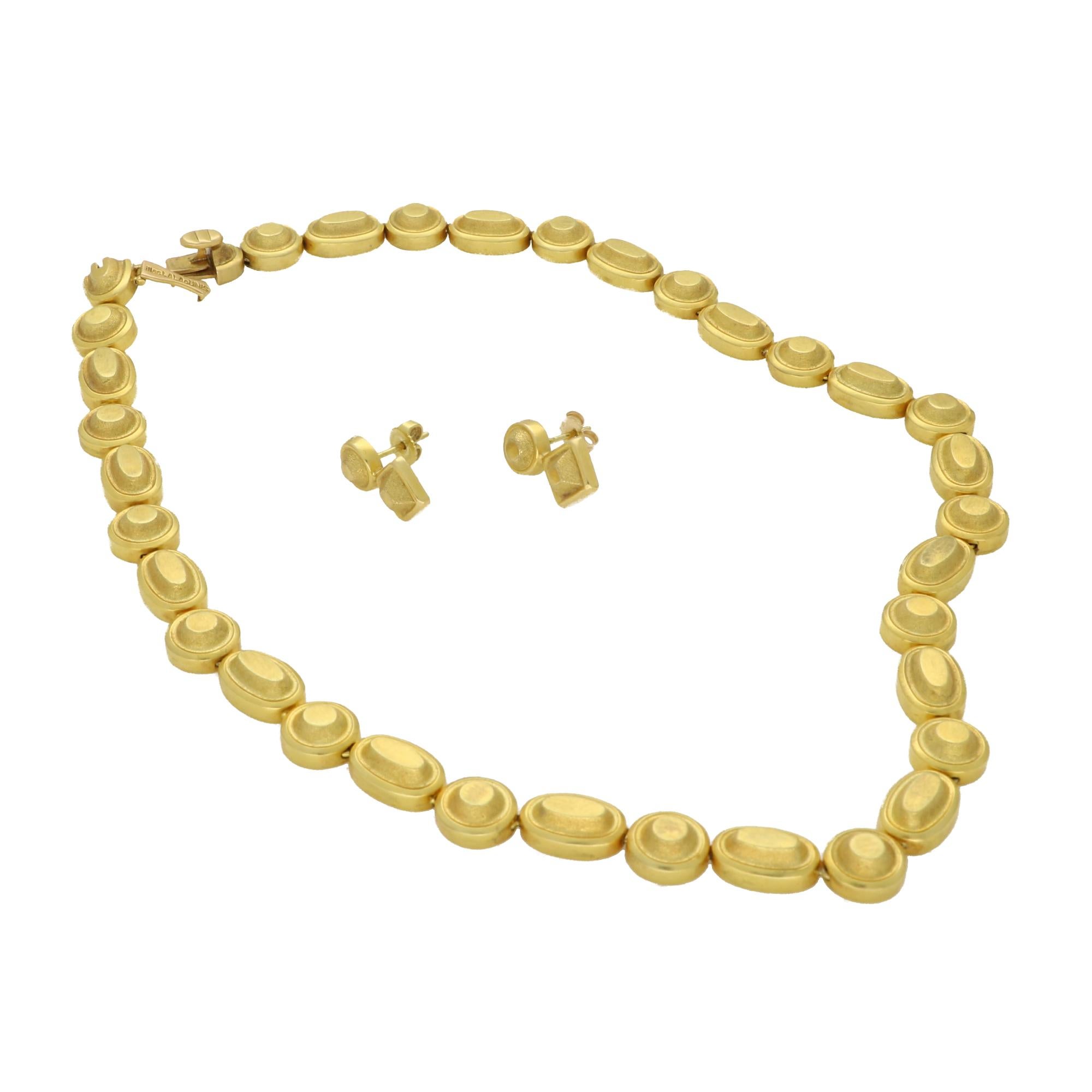 Precioso collar y pendientes vintage Lalaounis de estilo griego engastados en oro amarillo de 18 quilates. 

El collar engarzado se compone de formas ovaladas y circulares alternadas, unidas entre sí en un engaste articulado. El collar se sujeta con