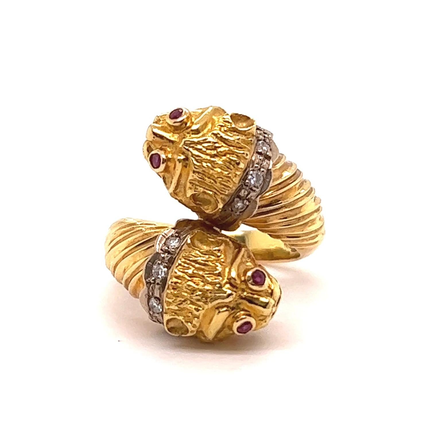 Vintage Lalaounis Ruby Diamond 18 Karat Gold Two Headed Lion Ring In Excellent Condition In Beverly Hills, CA