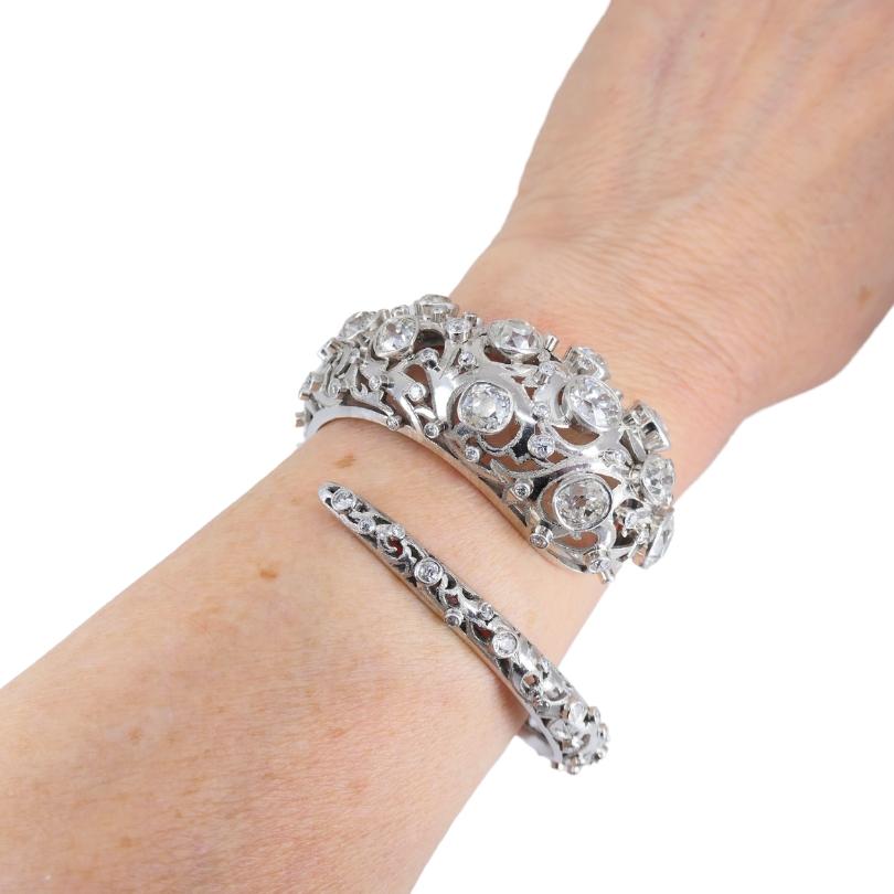 Atemberaubendes stilisiertes Schlangenarmband, das von Ilias Lalaounis in den 1970er Jahren in Griechenland angefertigt wurde. Er ist aus Platin gefertigt und mit etwa 16 Karat alten Diamanten im Kissenschliff besetzt. 
Dieses Lalaounis
