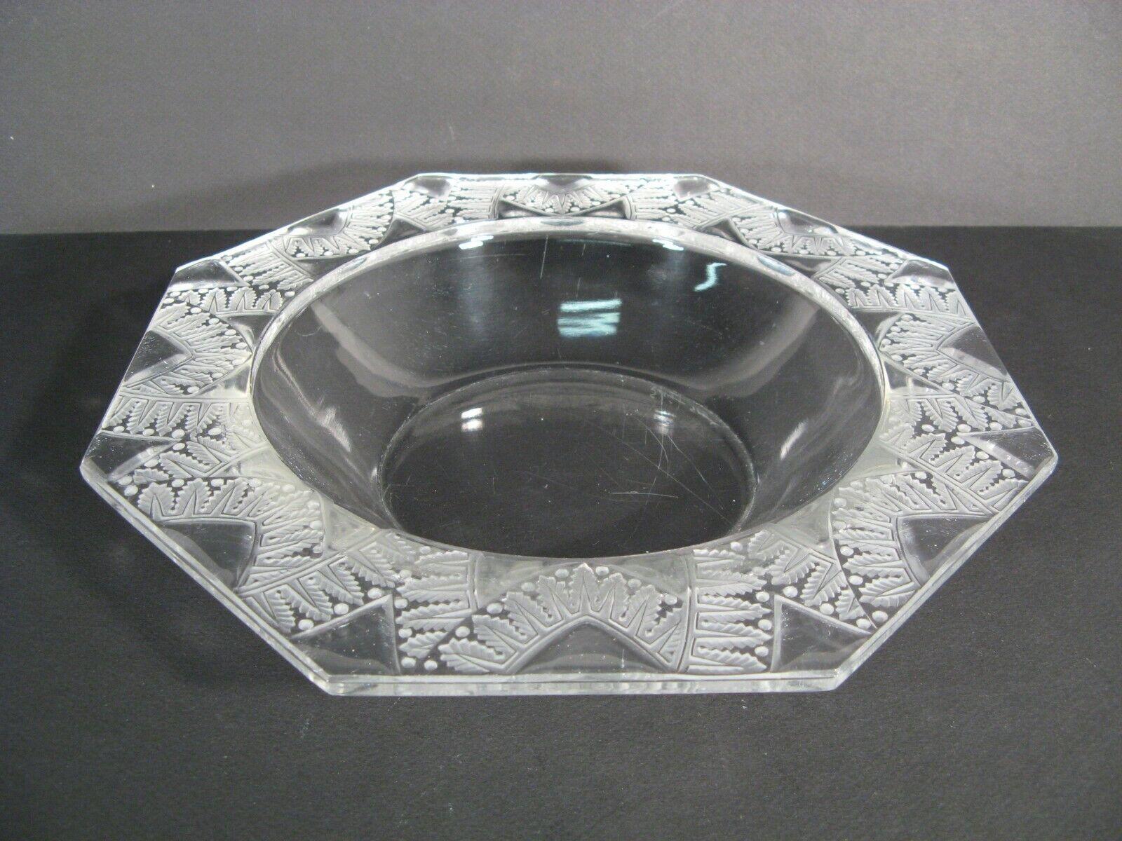 Un'elegante ciotola ottagonale vintage di Lalique, con un motivo di felci stilizzate in vetro stampato, rappresentativo dello stile Art Déco.

Materiale: Vetro stampato
Design/One: Motivo della felce stilizzata
Firma: Firma 