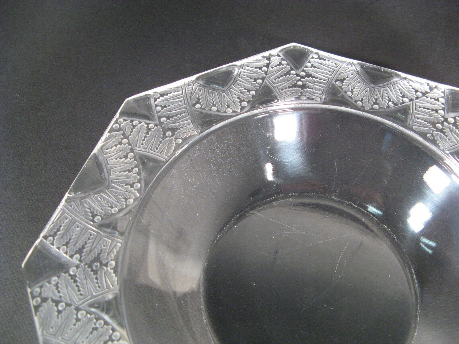 Metà XX secolo Ciotola in vetro pressato vintage Lalique 
