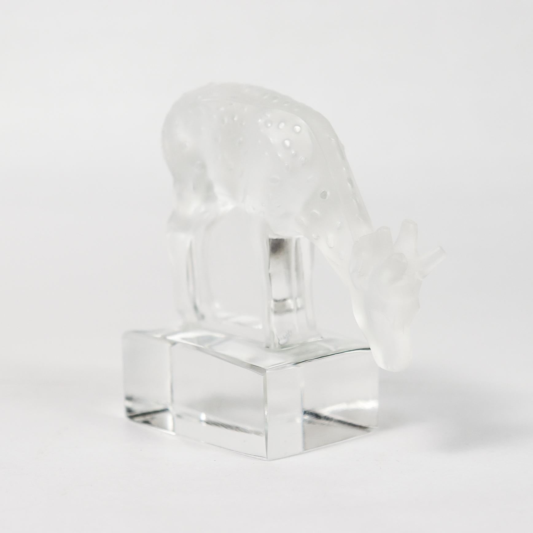 Un bel fermacarte in vetro d'epoca.

Di Lalique.

Disegnato da René Lalique nel 1929.

Modellato come un cervo al pascolo o 