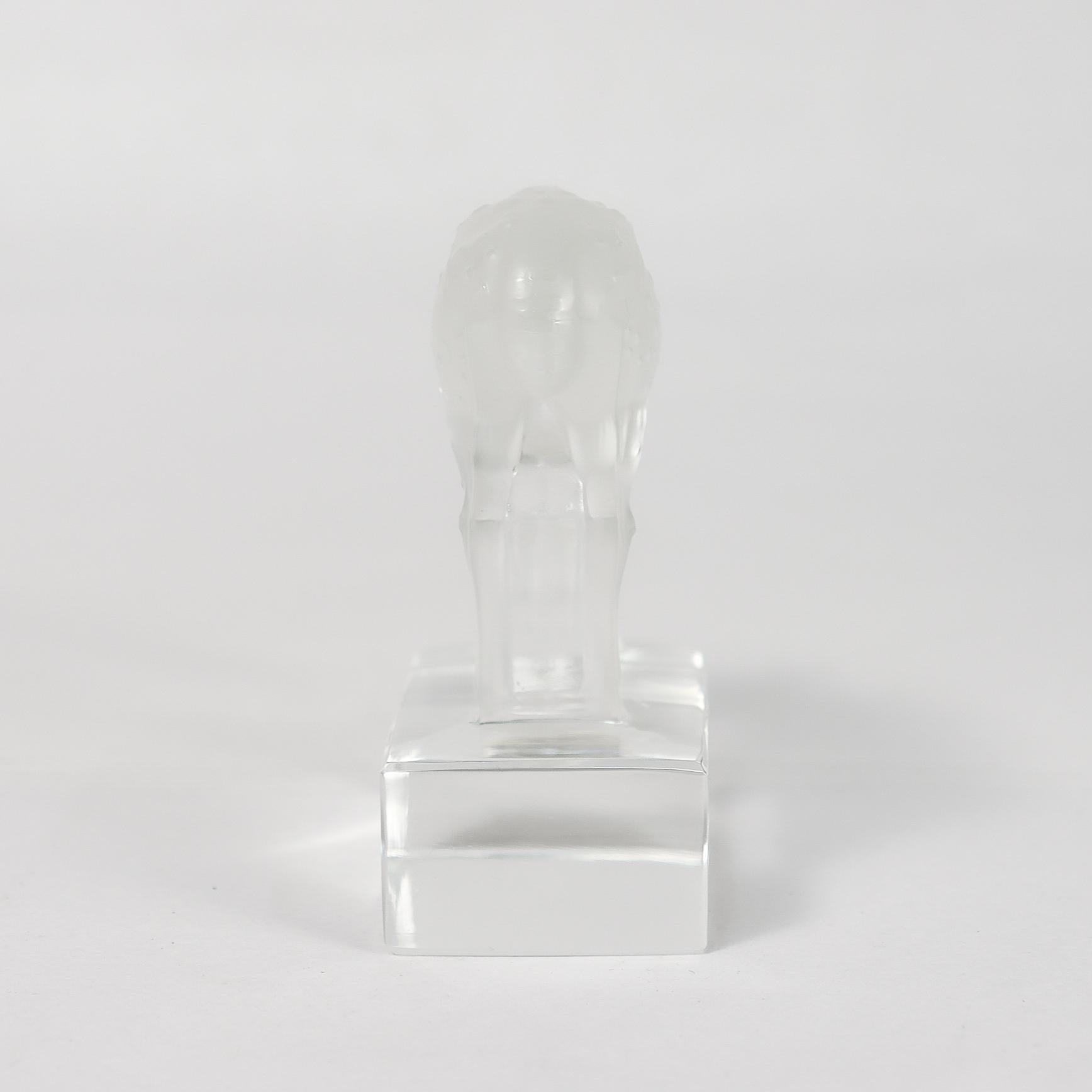 Fermacarte o statuetta smerigliata in vetro Daim Deer di Lalique d'epoca In condizioni buone in vendita a Philadelphia, PA
