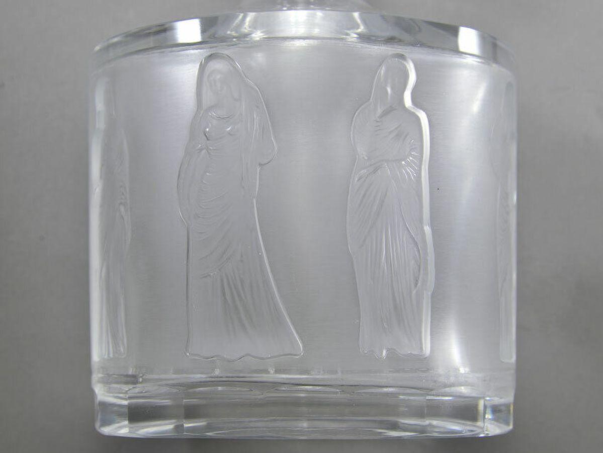 Vintage Lalique Femmes Antiques Crystal Decanter France In Excellent Condition For Sale In Montreal, QC