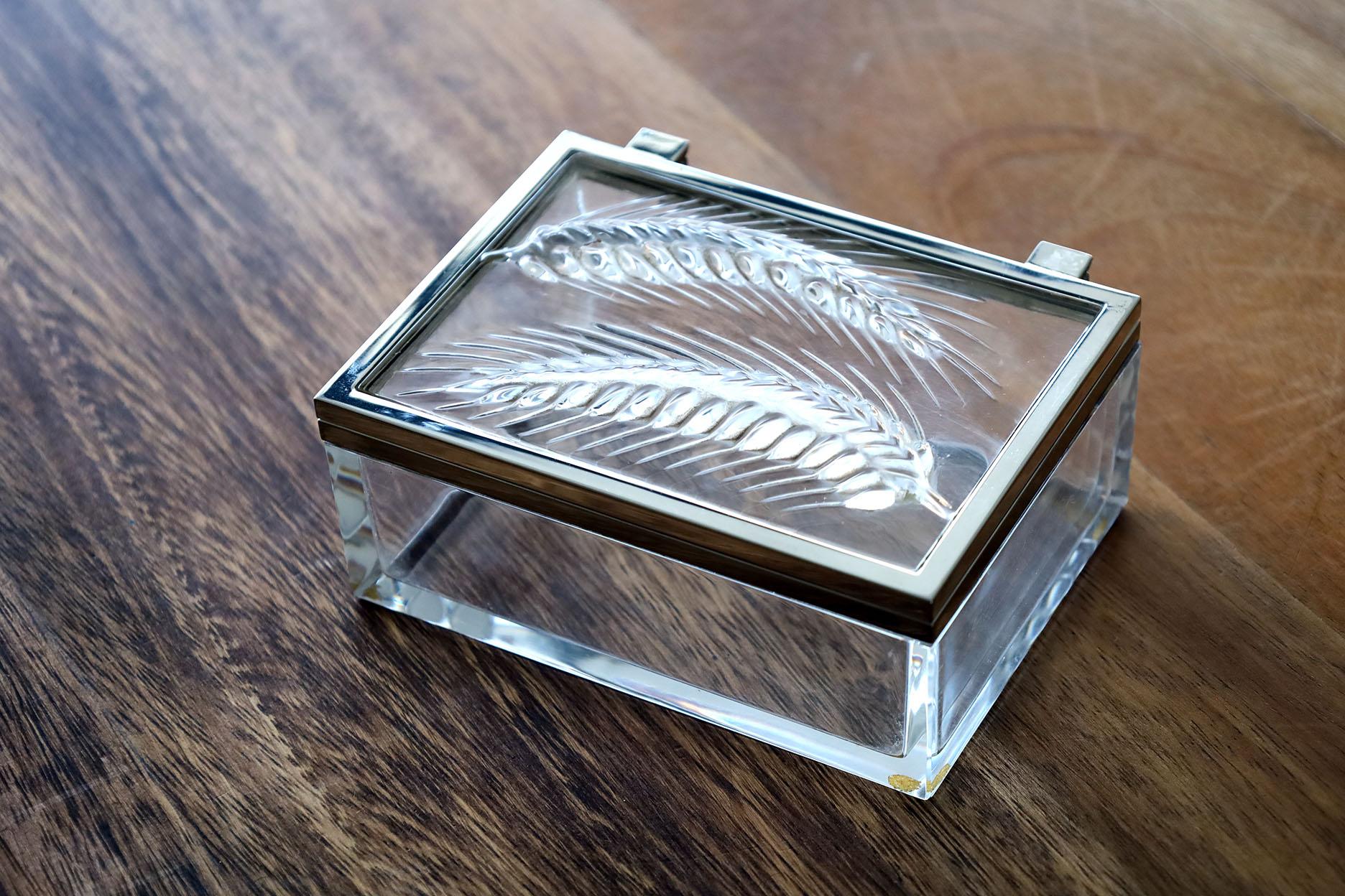 Vintage Lalique France 'Epis' Wheat Dresser/Trinket Box
All original. Crystal its in perfect condition.
Very good overall.
Lalique stamp.
