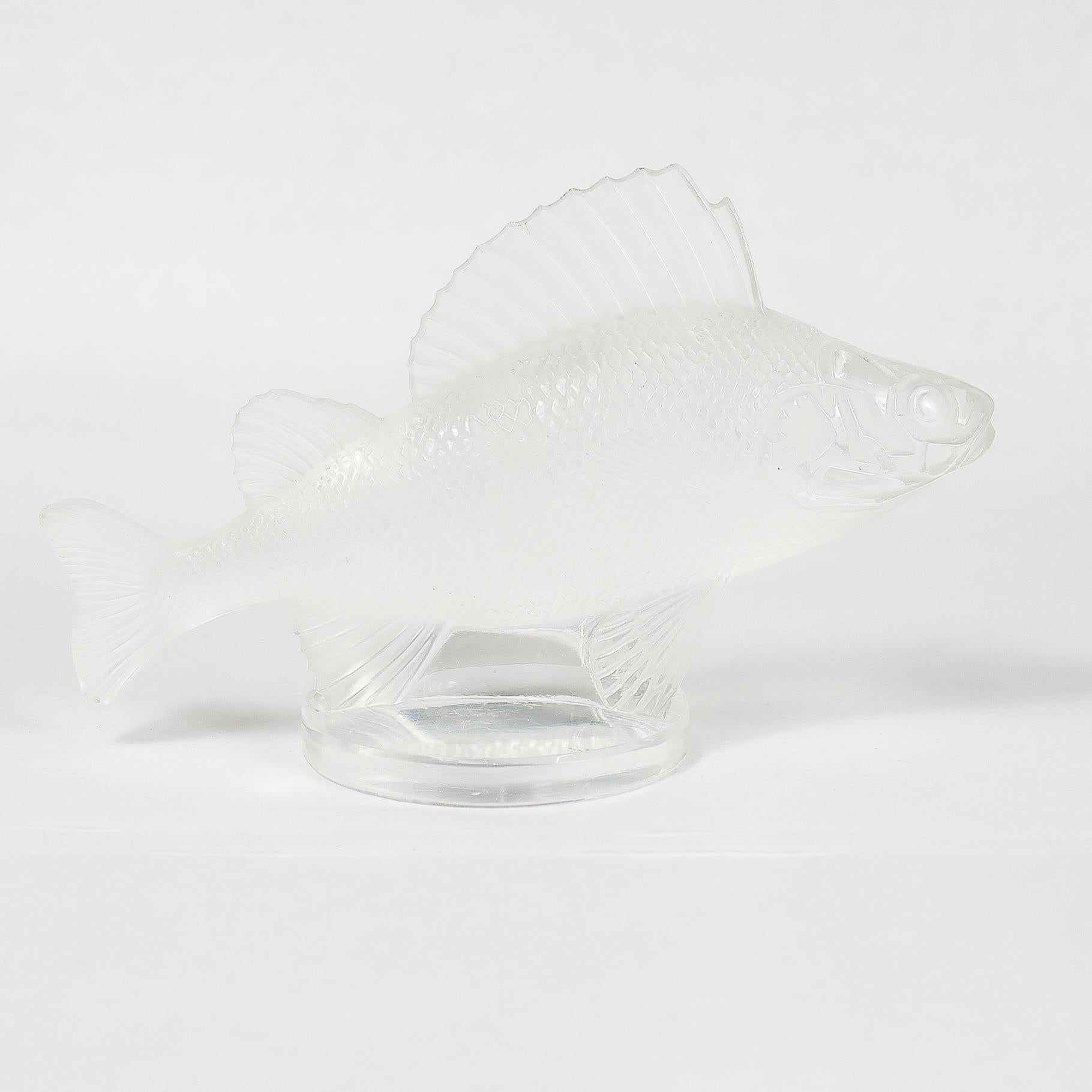 Une belle mascotte de voiture en verre française.

Par Lalique.

Conçue par René Lalique en 1929.

En forme de poisson perché en verre dépoli avec des détails et des surfaces en relief polis et une base circulaire. 

Vendue à l'origine comme