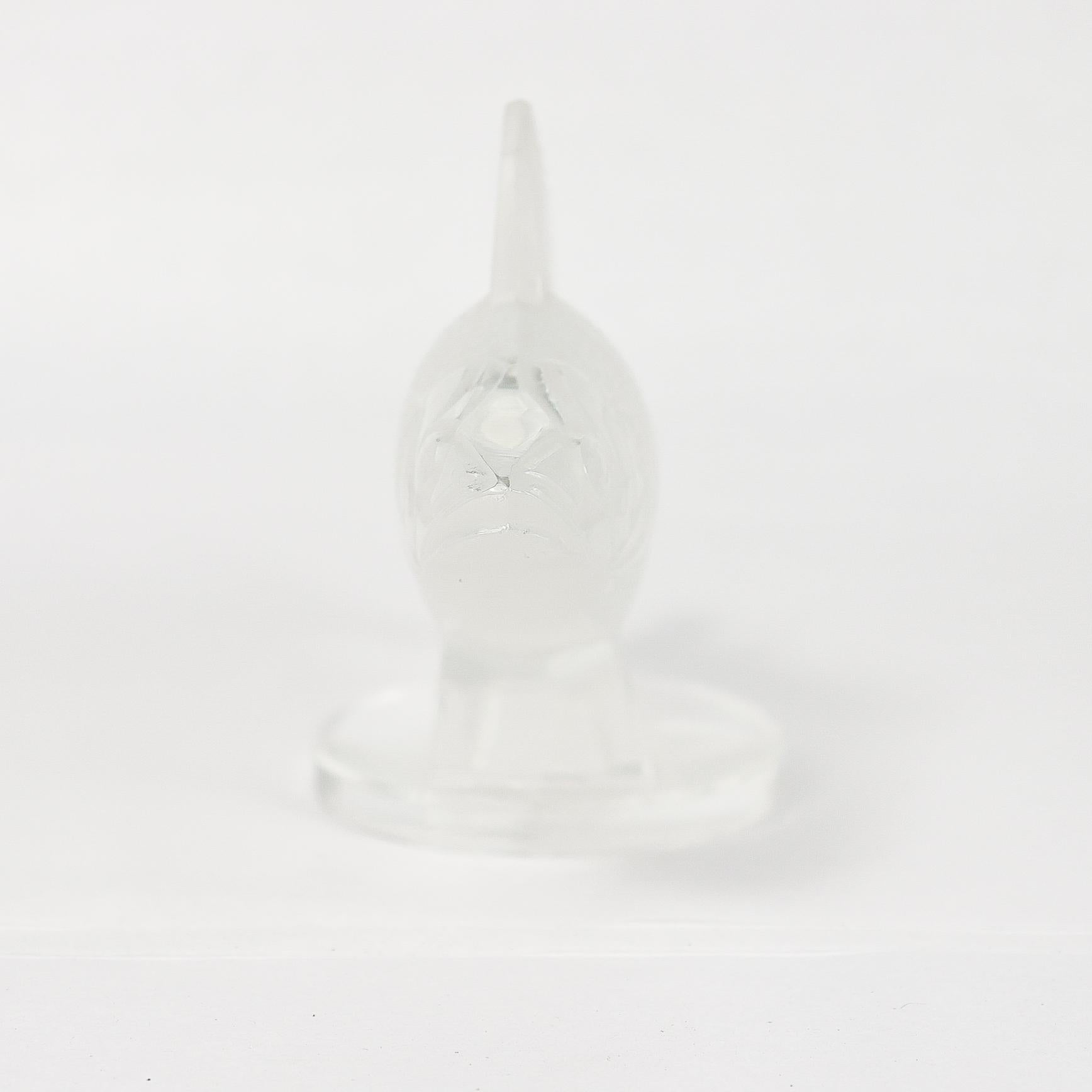 Français Presse-papier en verre Lalique pour poisson perché ou mascotte de voiture en vente