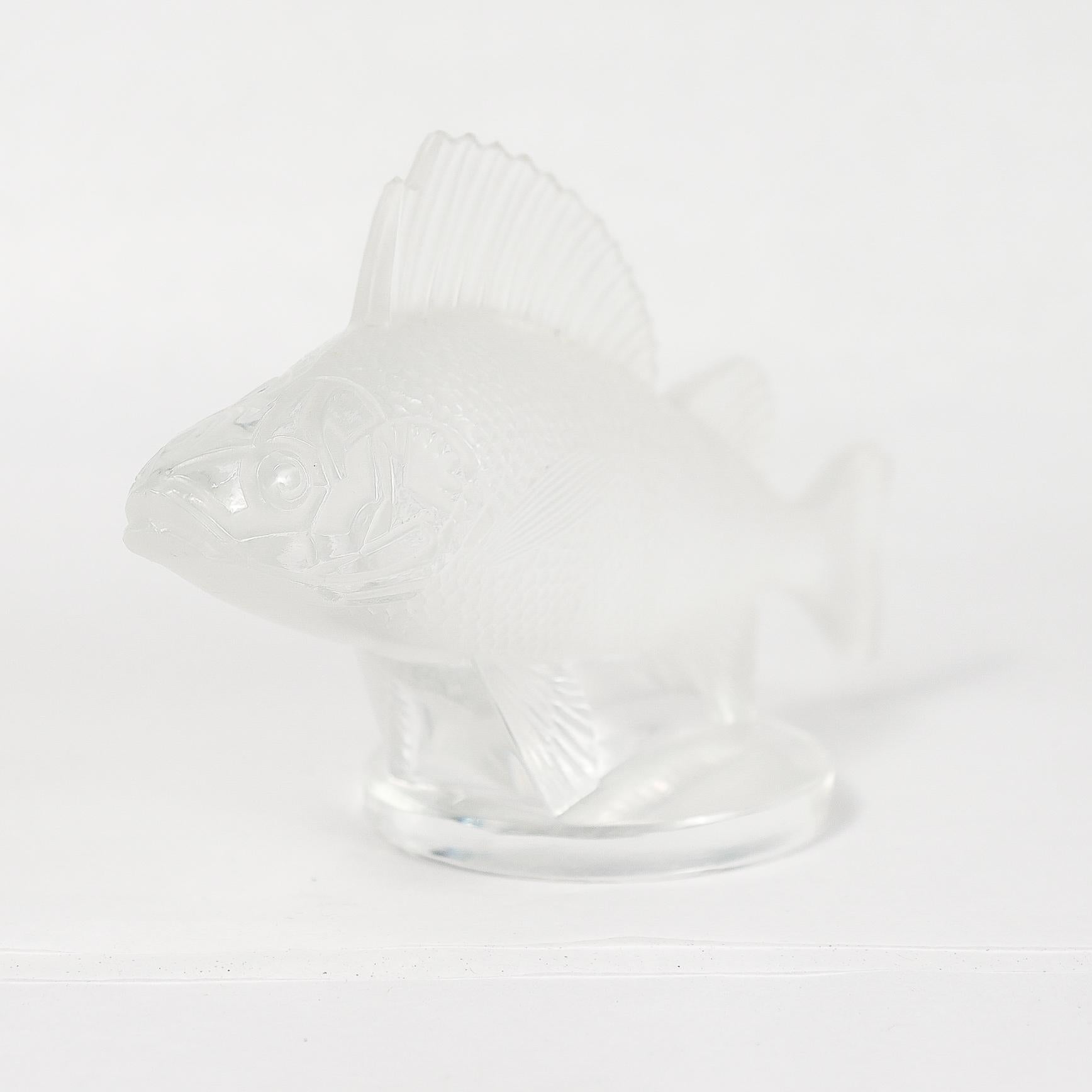 Dépoli Presse-papier en verre Lalique pour poisson perché ou mascotte de voiture en vente