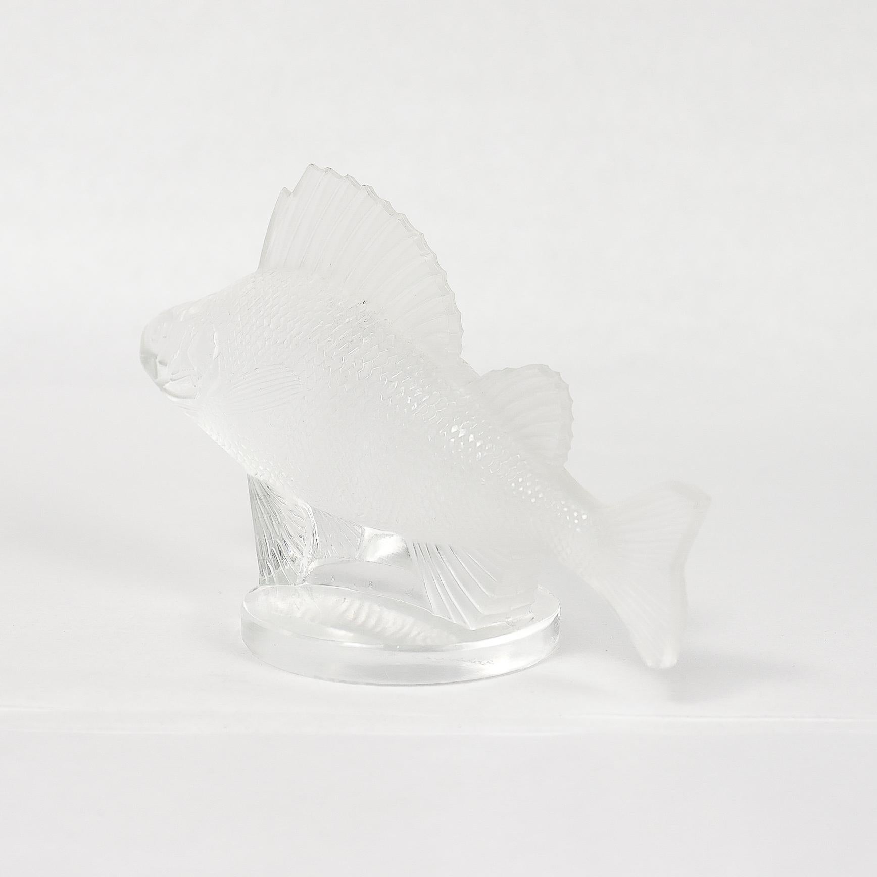 20ième siècle Presse-papier en verre Lalique pour poisson perché ou mascotte de voiture en vente