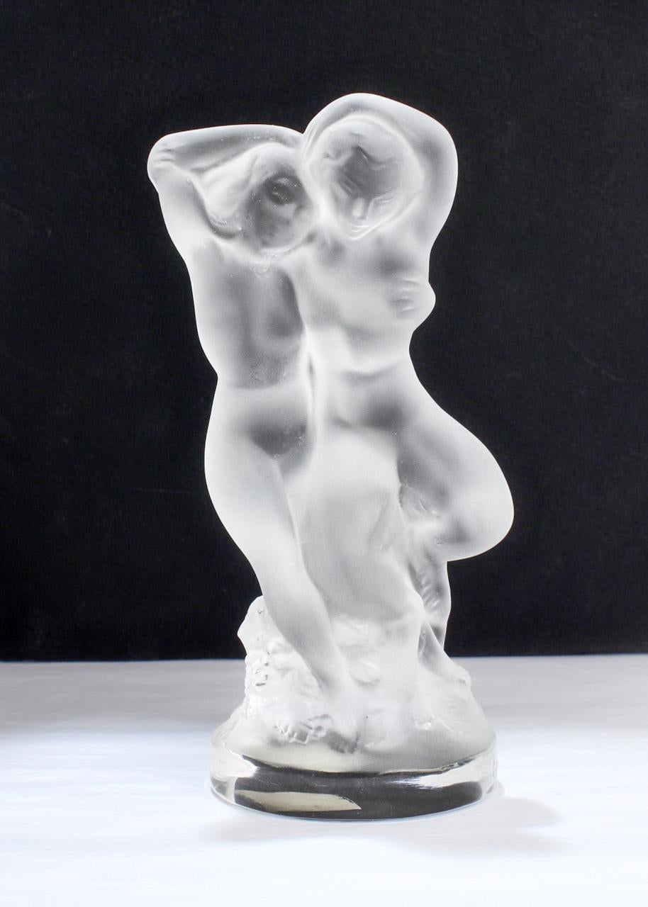 Une figurine vintage en verre de Lalique.

Conçue par Marc Lalique en 1960.

Intitulé Le Faune. Sous la forme des amants Pan et Diane ensemble, tous deux nus et dansant ensemble.

Tout simplement une merveilleuse pièce de verre d'art de Lalique