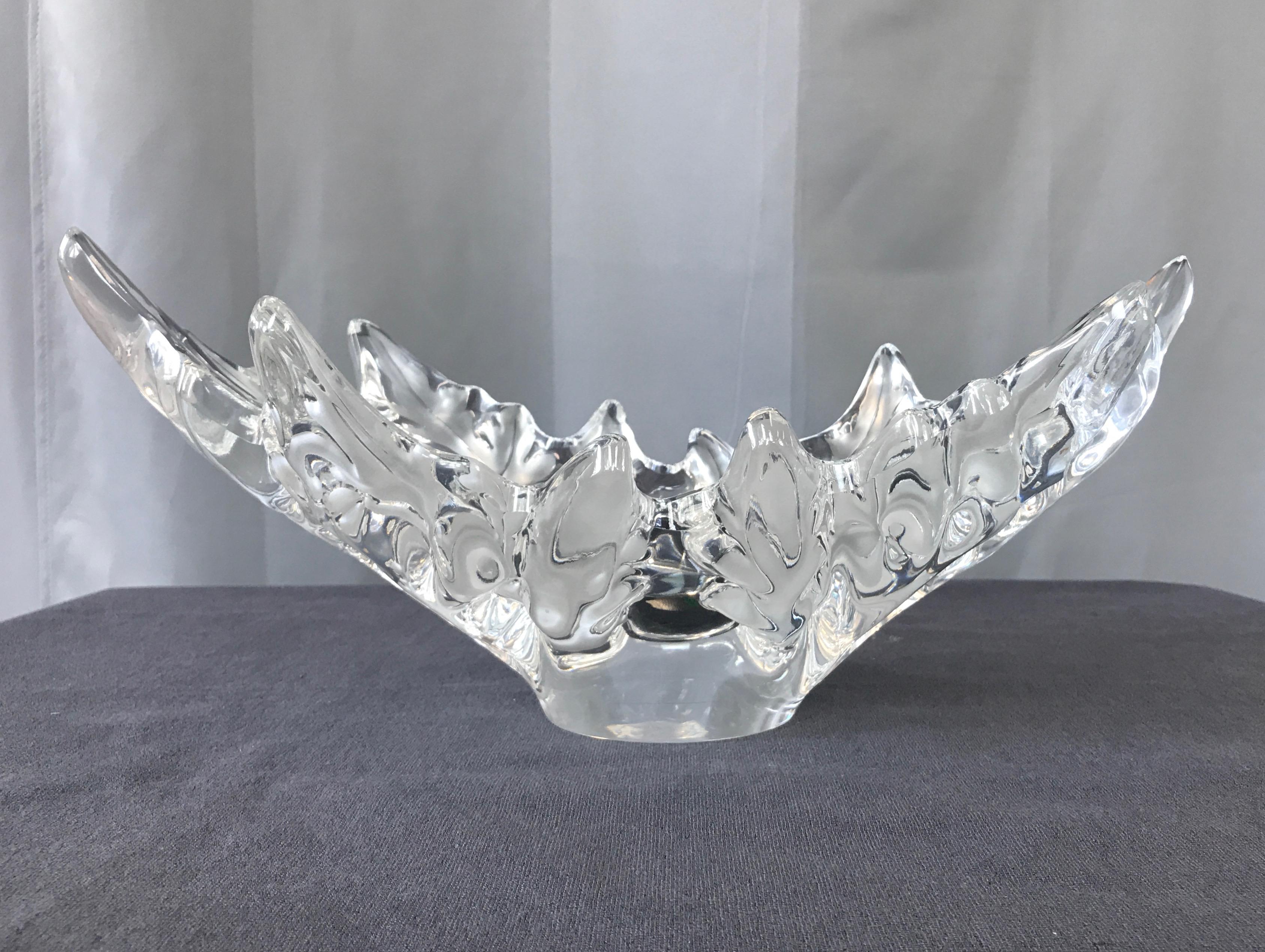 An impressive and elegant 1980s Lalique Champs-Élysées crystal centerpiece bowl, designed in 1951 by Marc Lalique.

Technically the medium size, though truly grand in both the French and English senses of the word. Masterfully sculpted molded lead