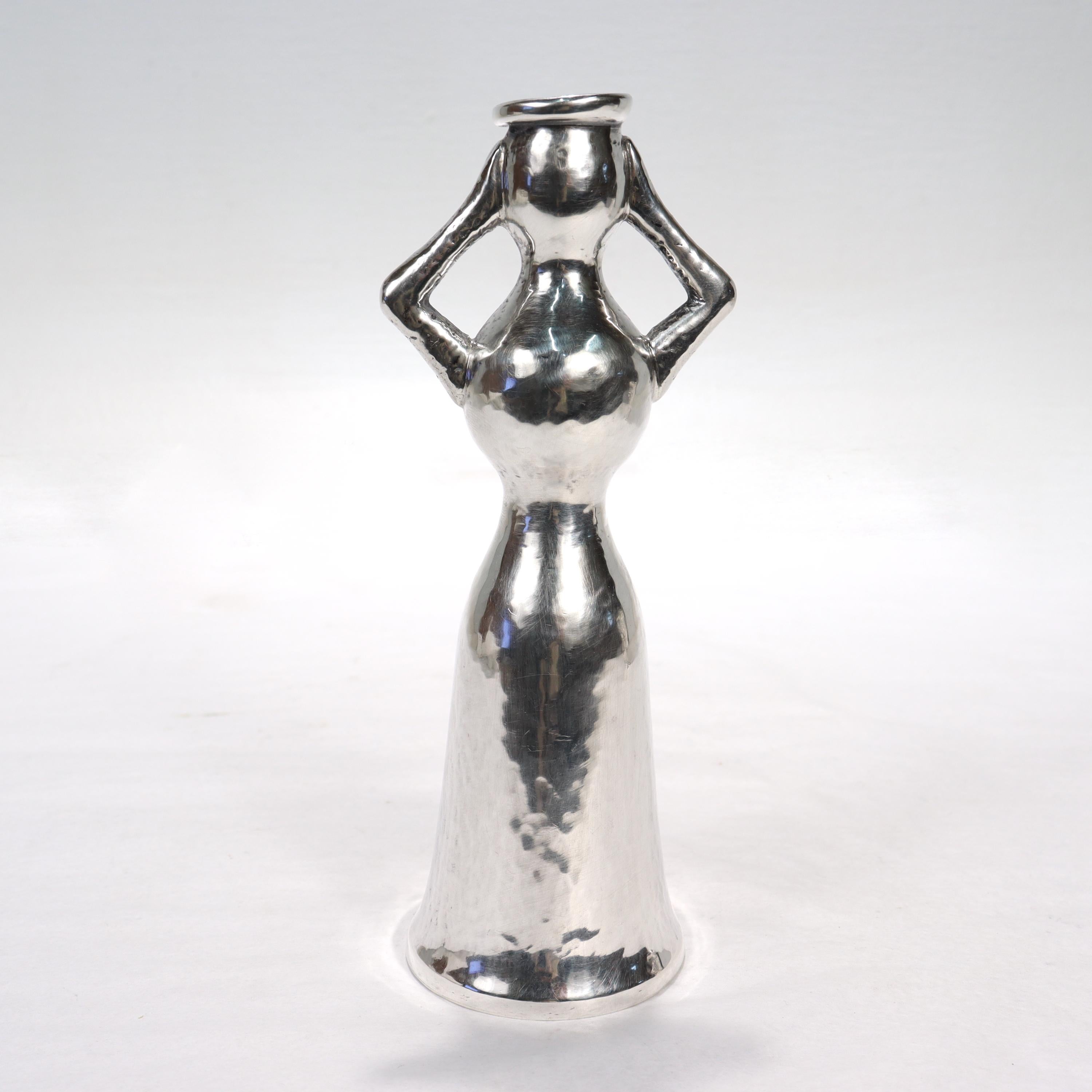 Eine schöne Vintage-Vase von Lalounis.

Aus Sterlingsilber. 

(Er kann auch als Kerzenständer verwendet werden.)

In der stilisierten Form einer Frau (eine Hommage an archaische griechische Fruchtbarkeitsformen) mit Armen, die die Vasenöffnung oder