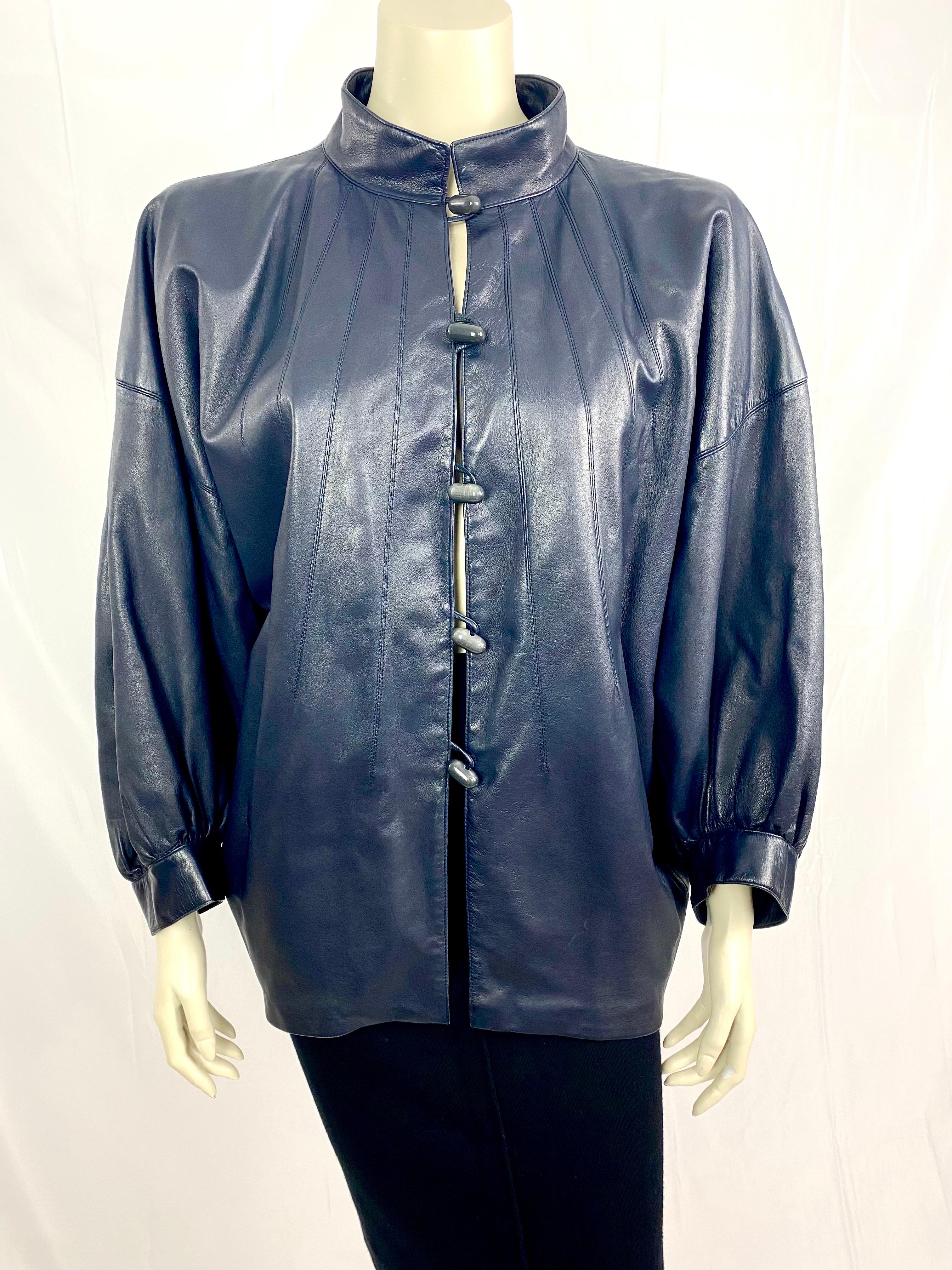 Vintage long jacket in navy blue lambskin by Yves Saint Laurent Rive Gauche from the 1980s, high collar and batwing sleeves.
Closes with 5 cylindrical resin buttons.
Superb seams on the front and back of the coat.
Raglan pockets.
Estimated size 42