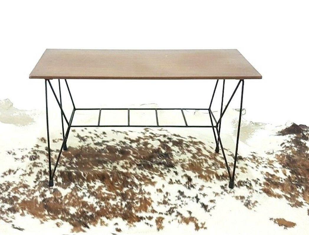 Original 1960s coffee table, laminate top and black lacquered iron rod structure with shelf below

Measures: Size 76 cm by 38 cm, height 44 cm, in good storage conditions, as shown in the photos, with small obvious signs of age and use.