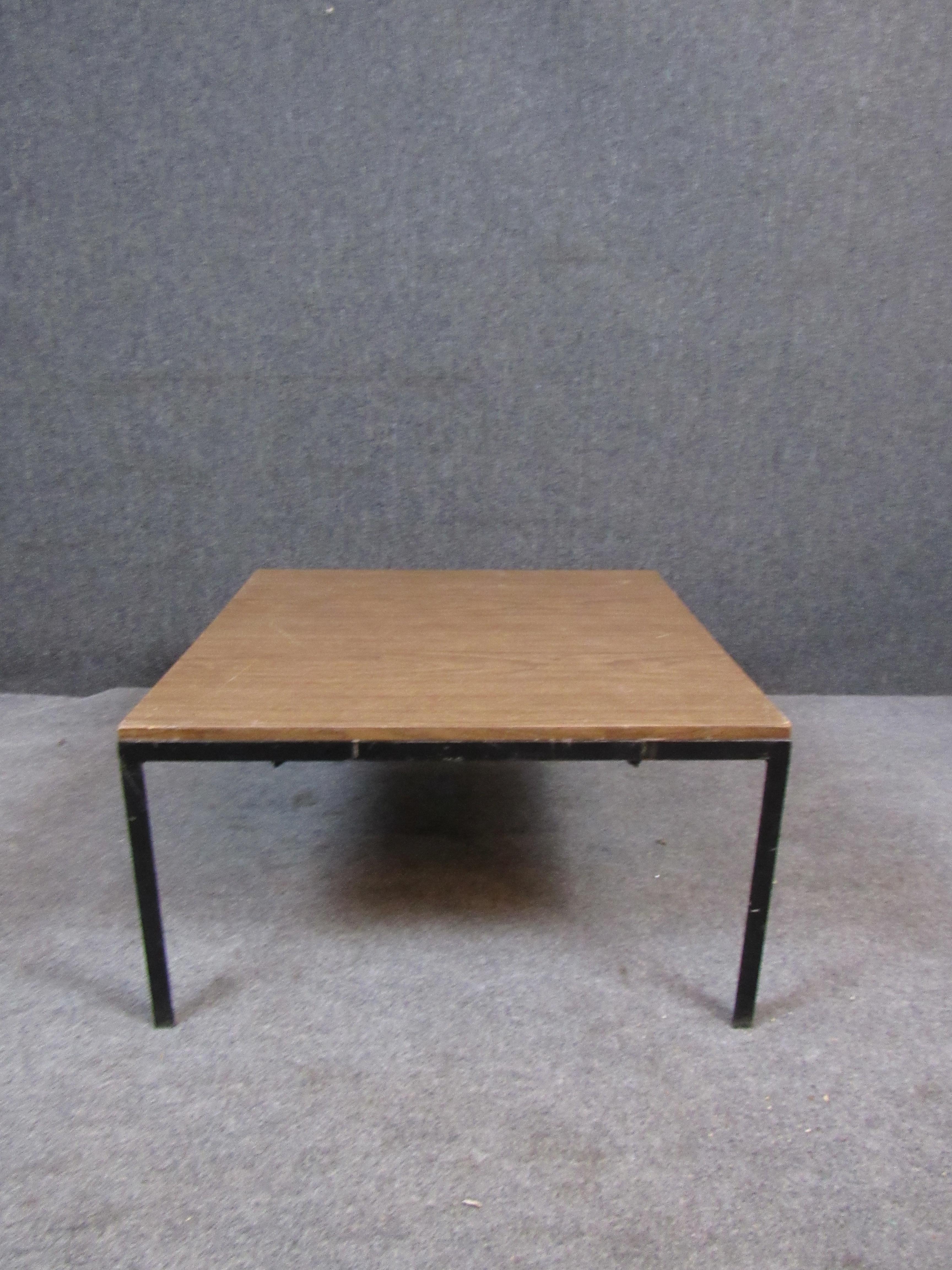 Apportez chez vous le côté pratique et minimaliste qui a contribué à rendre le design moderne du milieu du siècle si populaire. Cette table basse carrée a été fortement inspirée par la table emblématique 