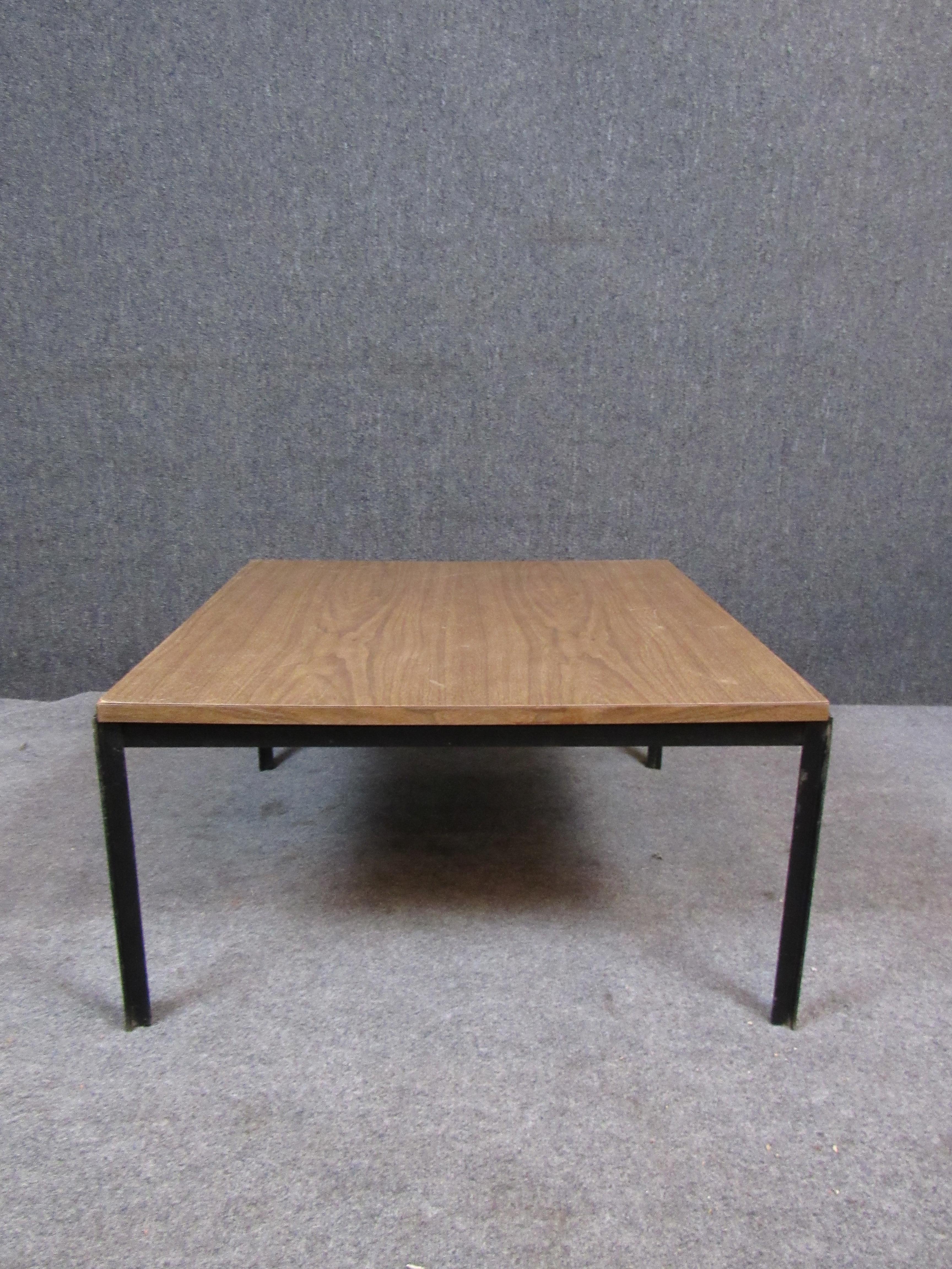 Mid-Century Modern Table basse vintage en stratifié « T-Angle » en vente
