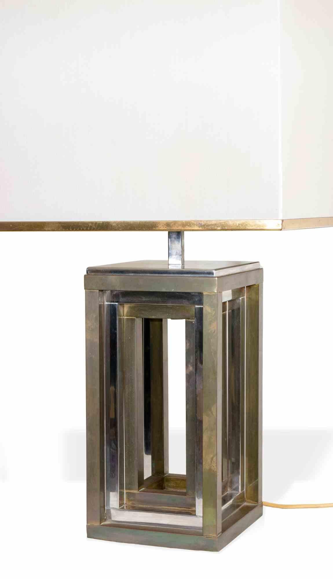 La lampe de table est un objet de design du milieu du siècle dernier réalisé dans les années 1970 et attribué à Romeo Rega (1904-1968).

Lampe en métal.

Romeo Rega (1904-1968) était un designer italien et l'un des nombreux designers des années
