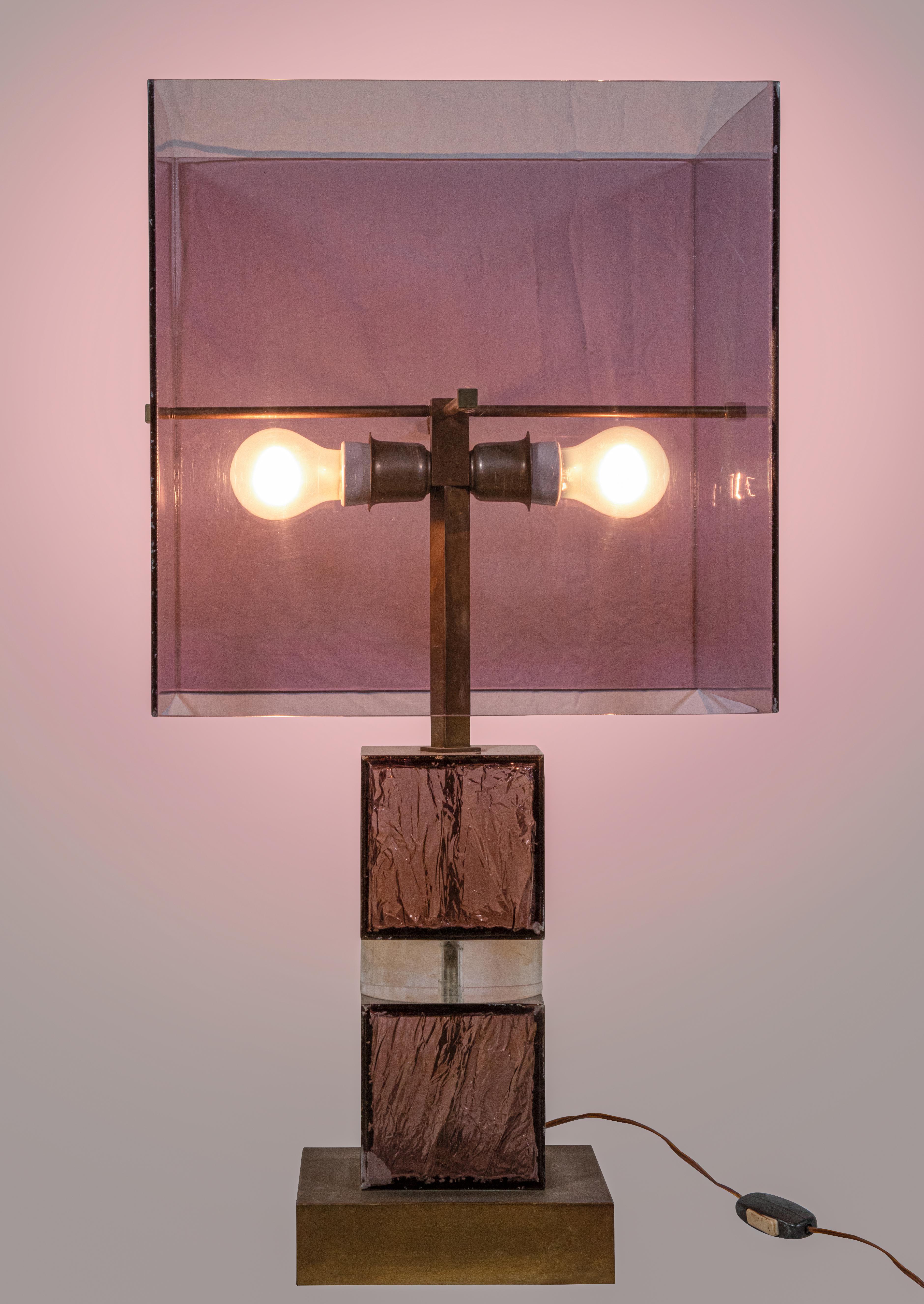 Vintage Lamp est une lampe au design original réalisée dans les années 1970 et attribuée à Romeo Rega.

Une lampe vintage unique réalisée en plexiglas, résine et By Vintage.

Dimensions de l'abat-jour 38x38x38 cm. Base 20x20x5 cm.

Collectional
