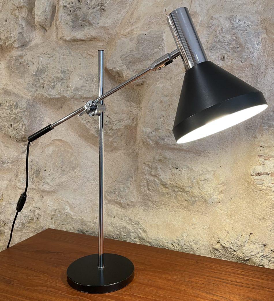 Lampe de table vintage dans le style Baltensweiler ou Willem Hagoort, des années 1960-70. La lampe est en métal chromé et laqué noir. Elle est également réglable en hauteur et dans toutes les directions par une très belle rotule chromée. En plus