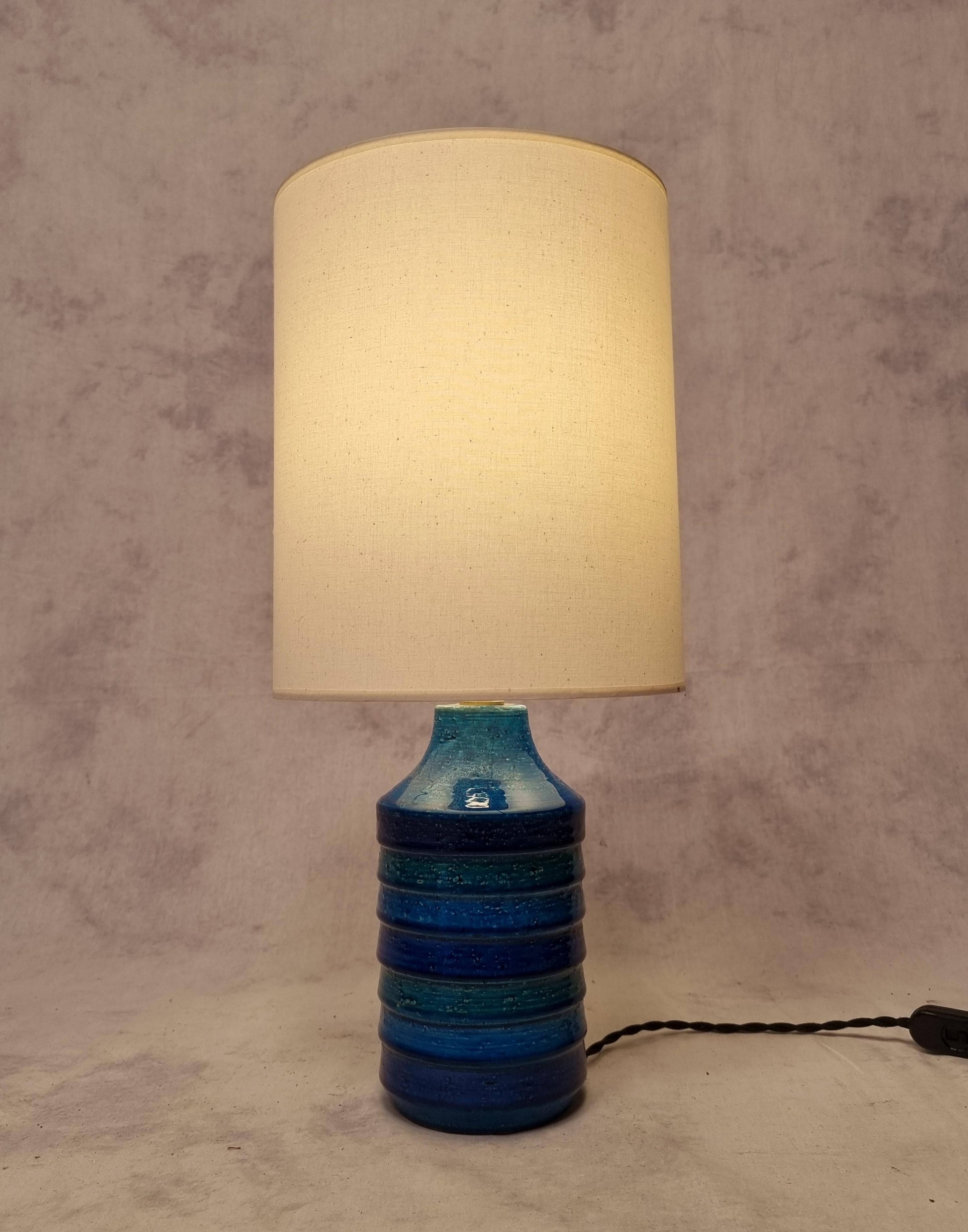 Beautiful table lamp by Italian designer Aldo Londi produced by Bitossi in the 1960s. This glazed ceramic lamp is in Aldo Londi's reference color 