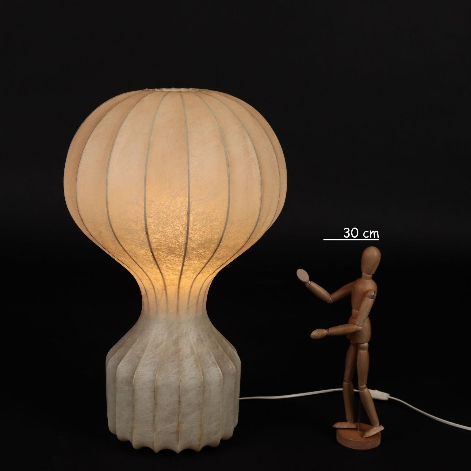 Lampada da tavolo con struttura in metallo rivestita in cocoon.