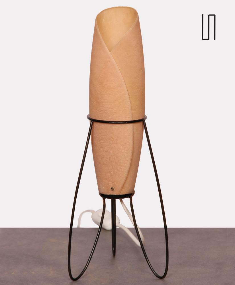 Lampe Vintage By éditée par le fabricant tchèque Pokrok Zilina vers 1960. La base est en métal peint en noir. L'abat-jour est en fibre de verre. Il présente de légères marques d'usure. Le système électrique est neuf. 