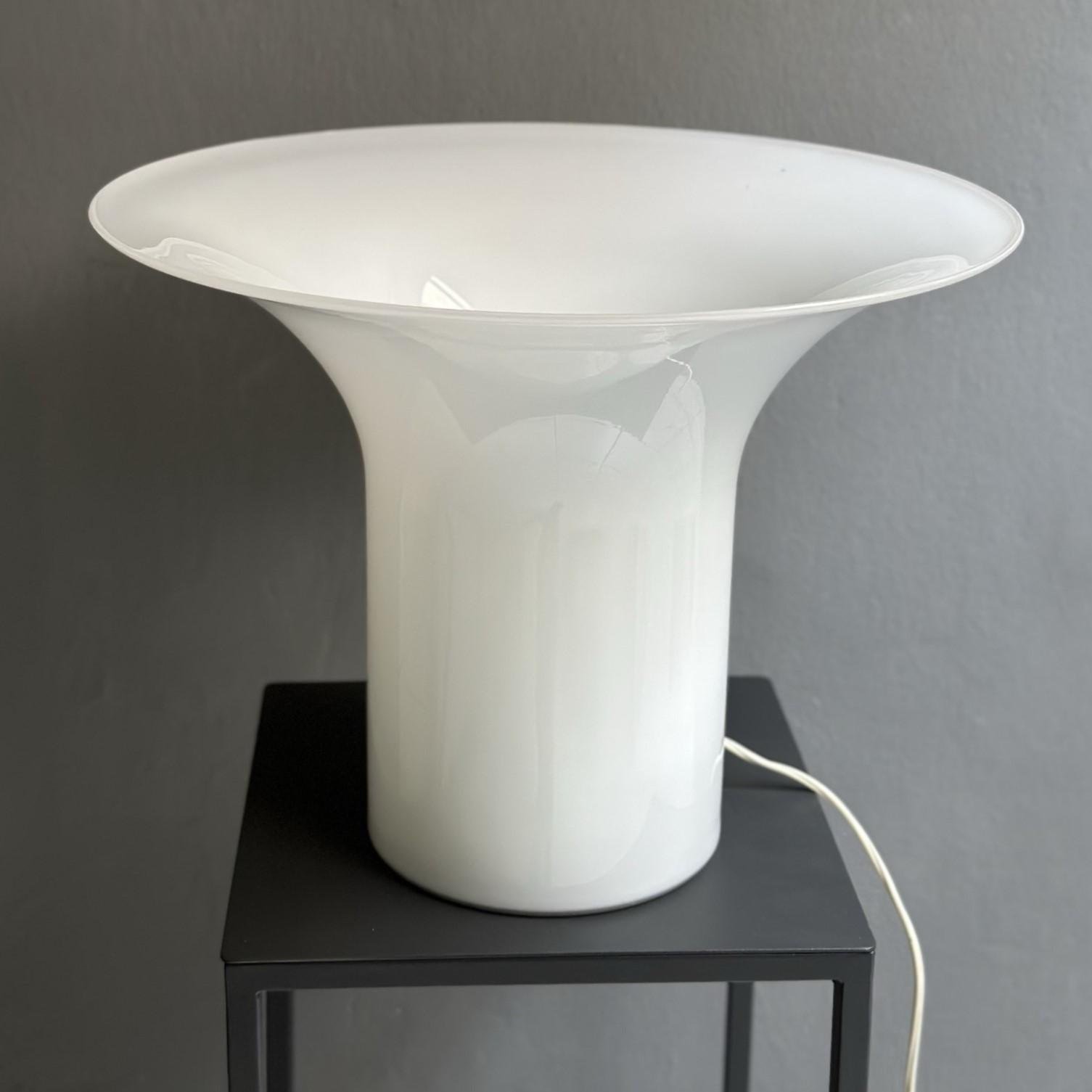 Mid-Century Modern Vintage lamp from the 70s, in milky white Murano glass, Italian manufacture For Sale