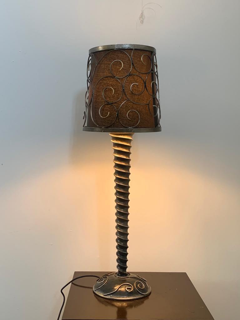 Large Brutalist console lamp. Spiral body, metal core coated with resin then lacquered. Beautiful and exemplary finish: the bronze-coloured lacquer of the body fades to dark grey towards the base, ending in the same colour. The shade is made of
