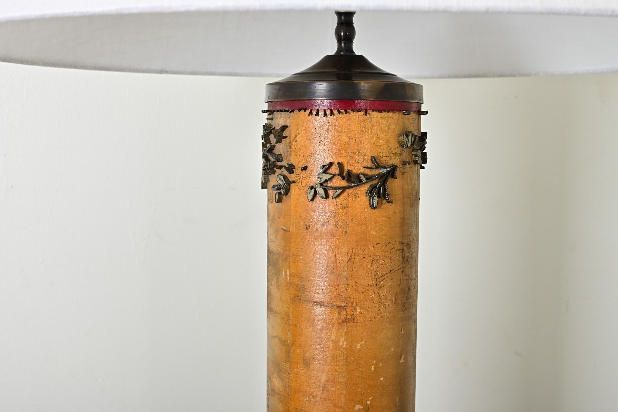 Anglais Lampe vintage fabriquée à partir d'un rouleau encreur de papier peint en vente